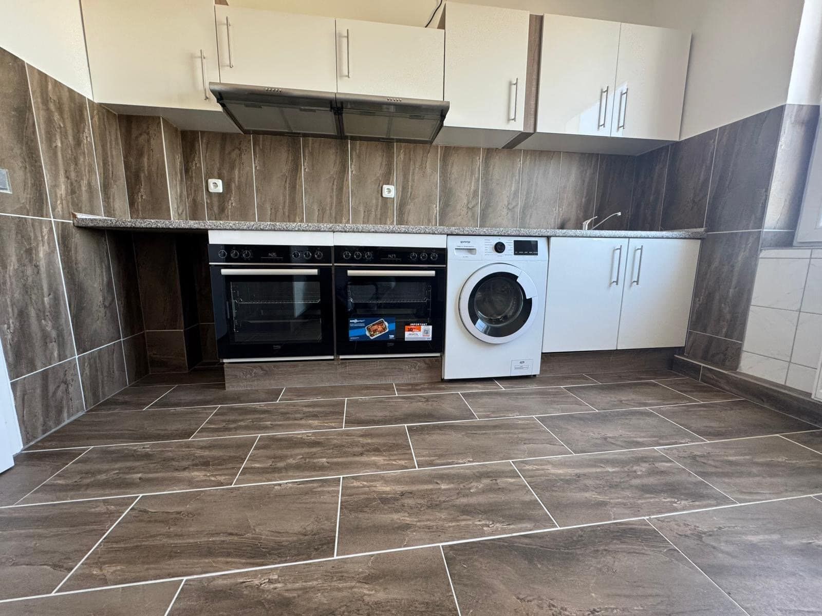 Küche - Ansicht Küchengeräte und Hängeschränke