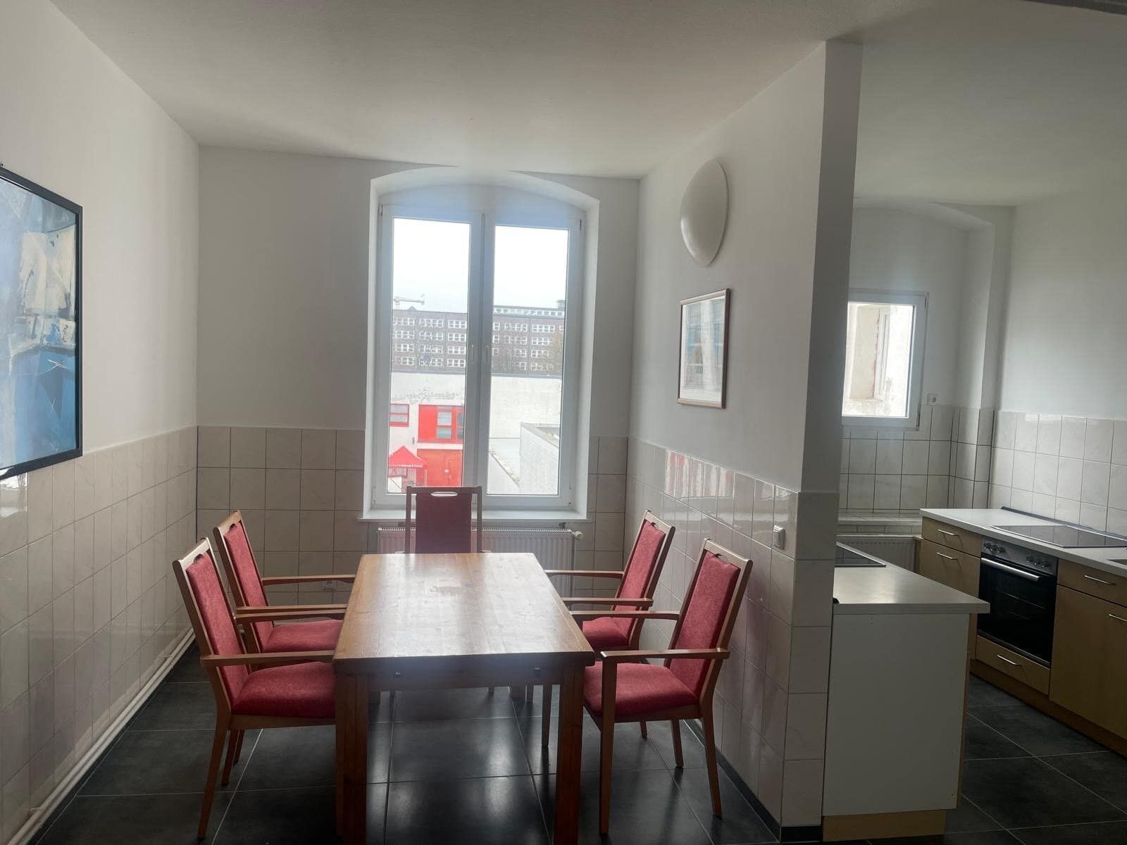 Essbereich mit Tisch und Stühlen