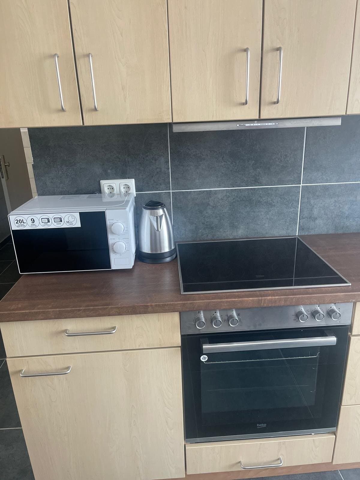 Küche - Herd und Mikrowelle