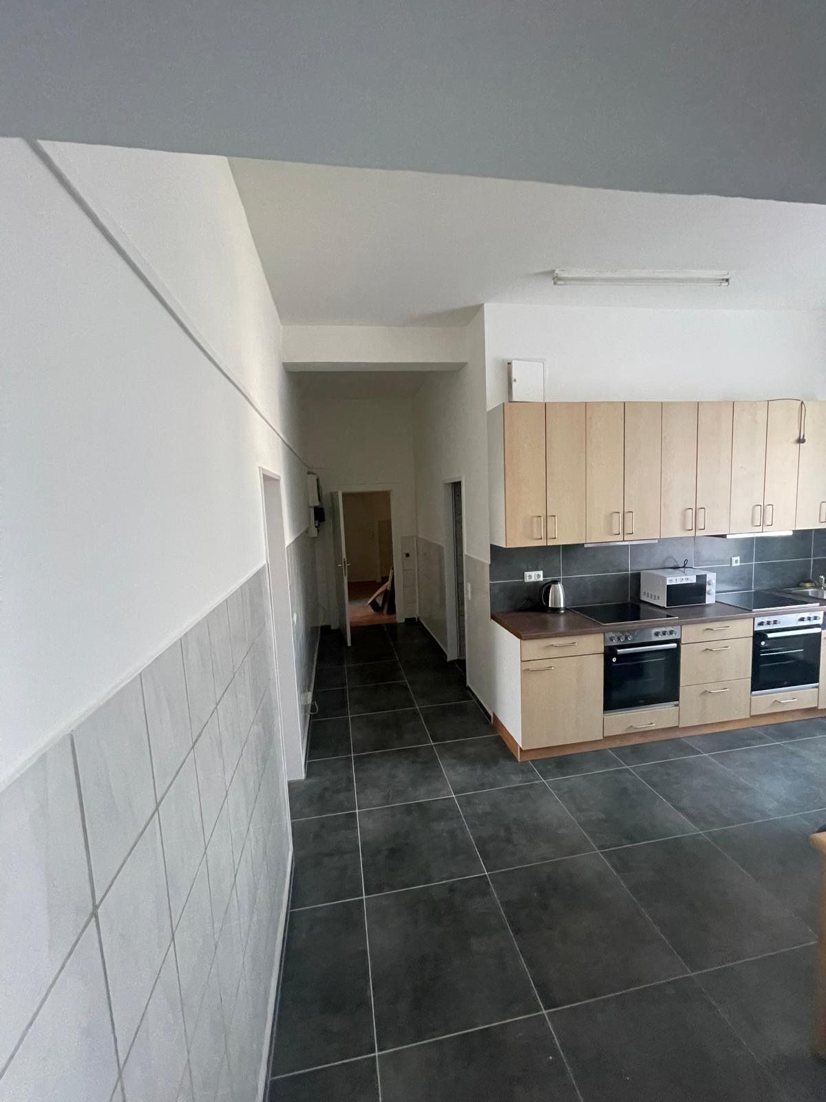 Küche und Flur zu Zimmer