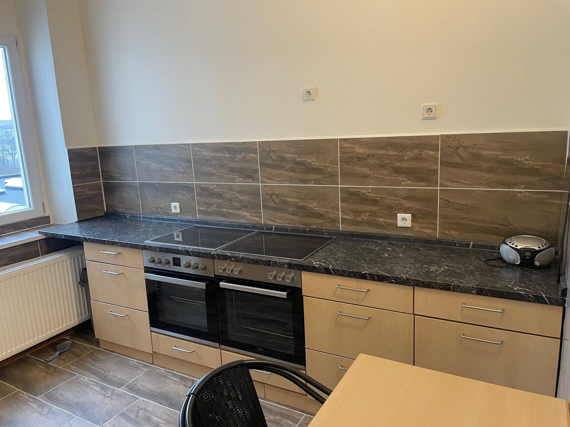 Küche - Arbeitsplatte und zwei Herde