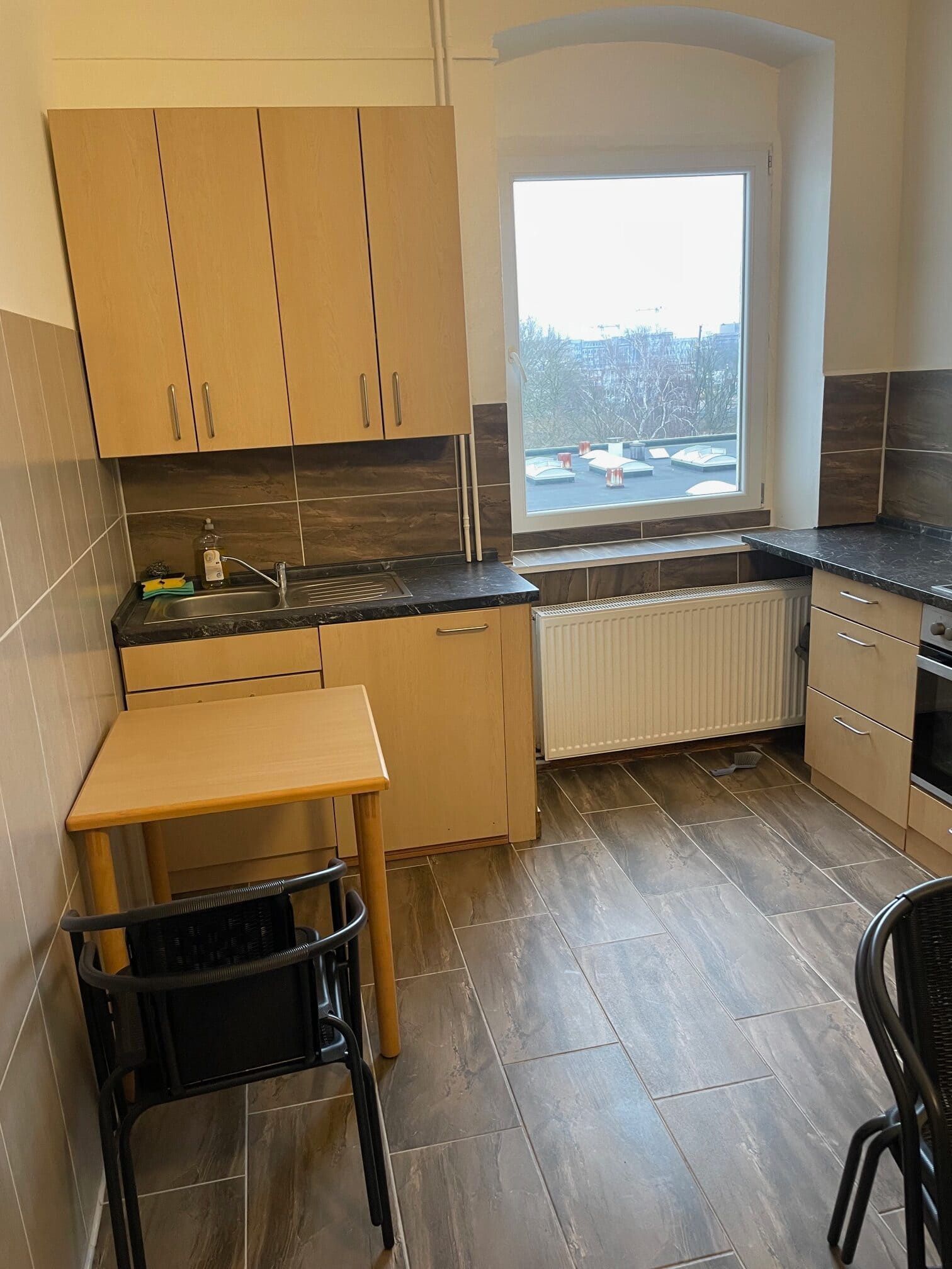 Küche mit Essbereich mit Tisch und Stuhl