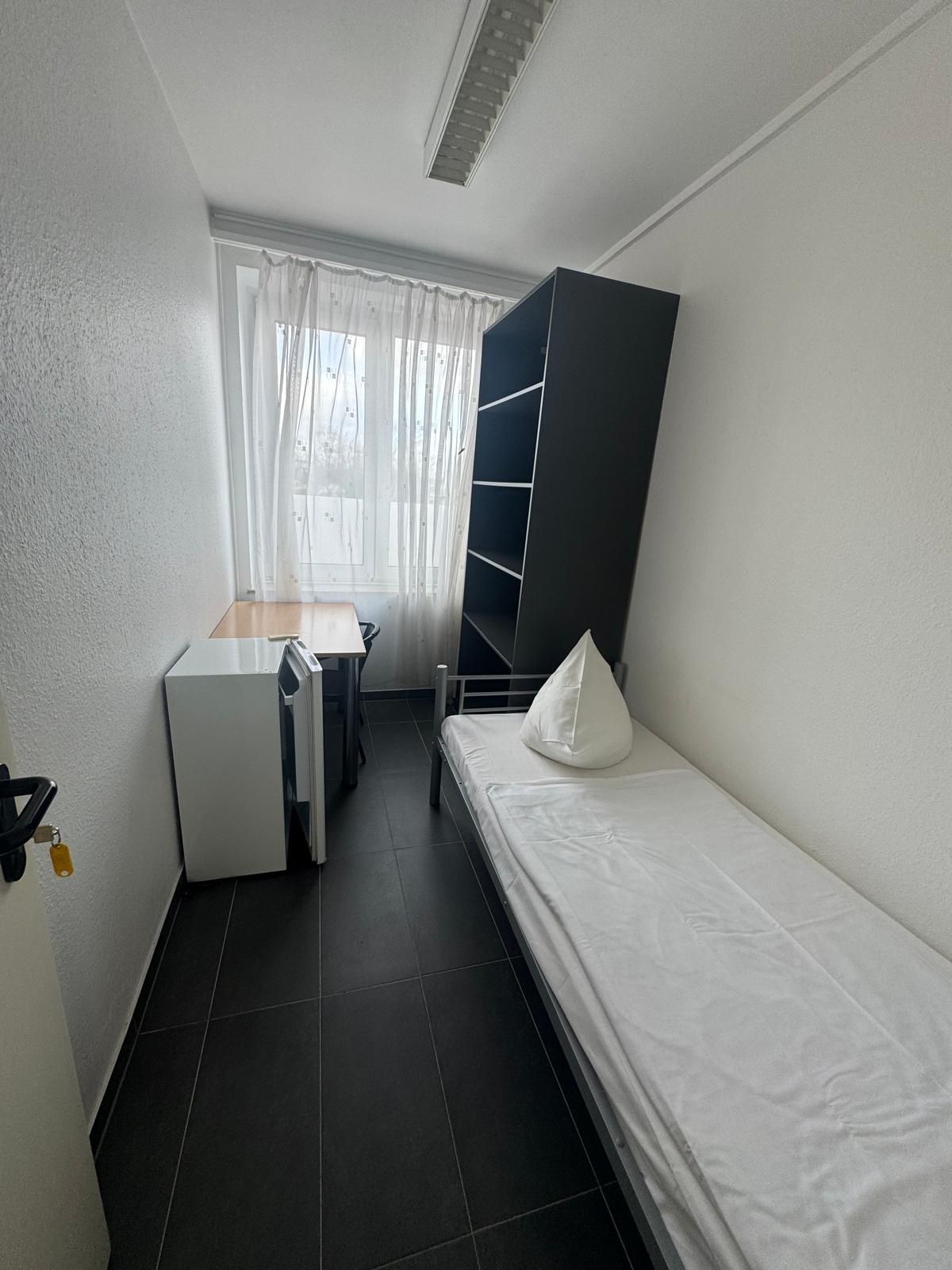 Zimmer mit schwarzen Schrank