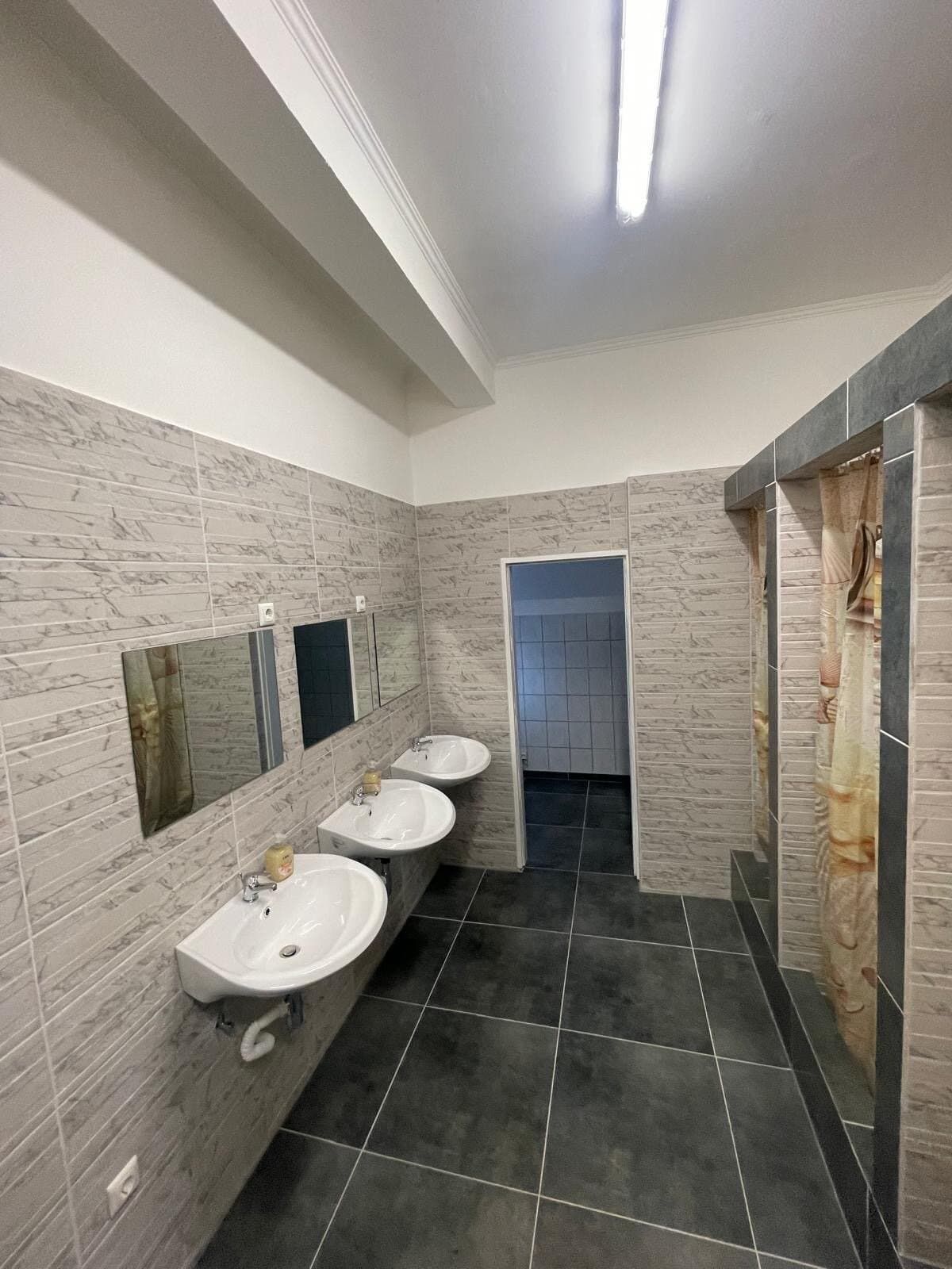 Sanitärbereich - Waschbecken, Duschkabinen