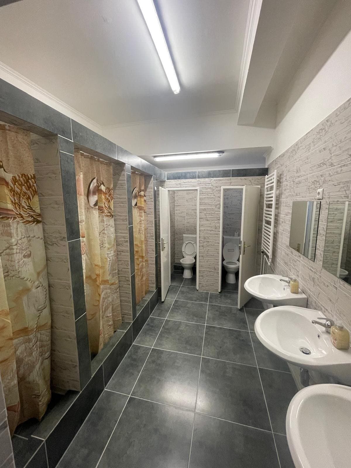 Sanitärbereich - Waschbecken, WC, Duschkabinen