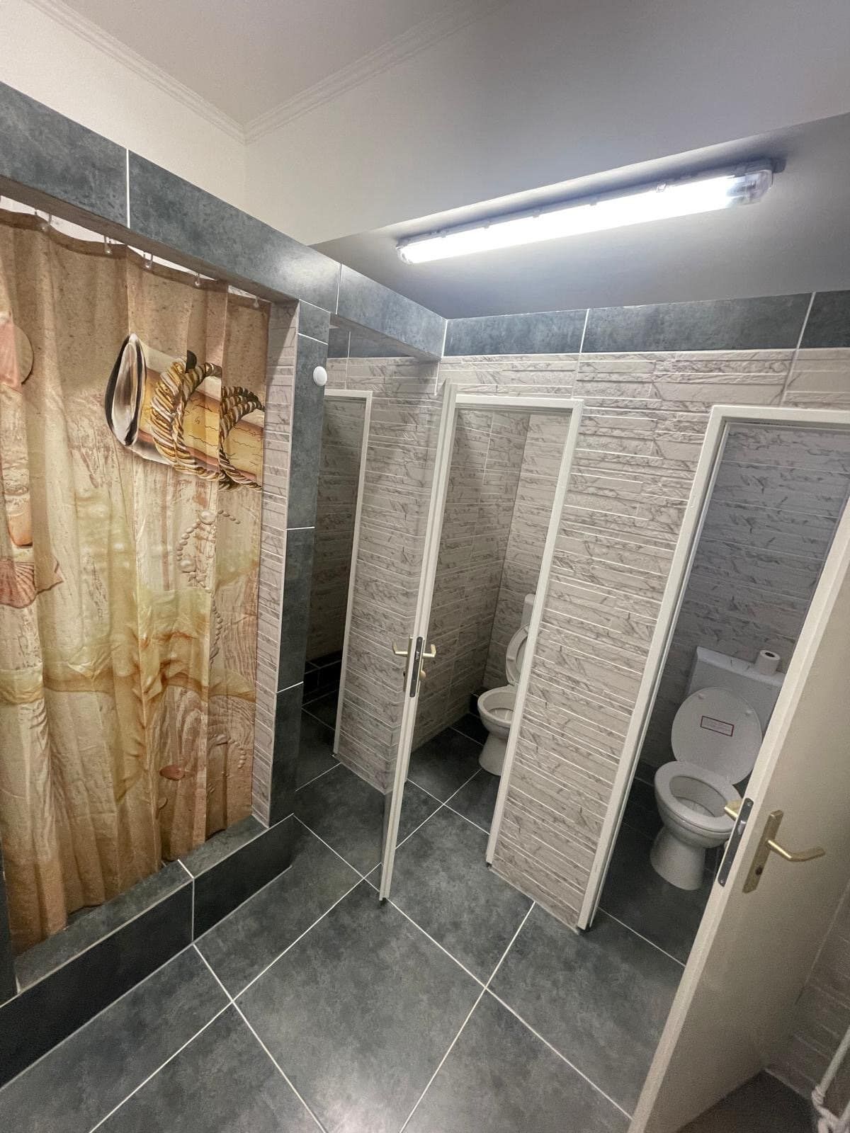 Sanitärbereich - Duschkabine und WC-Kabinen