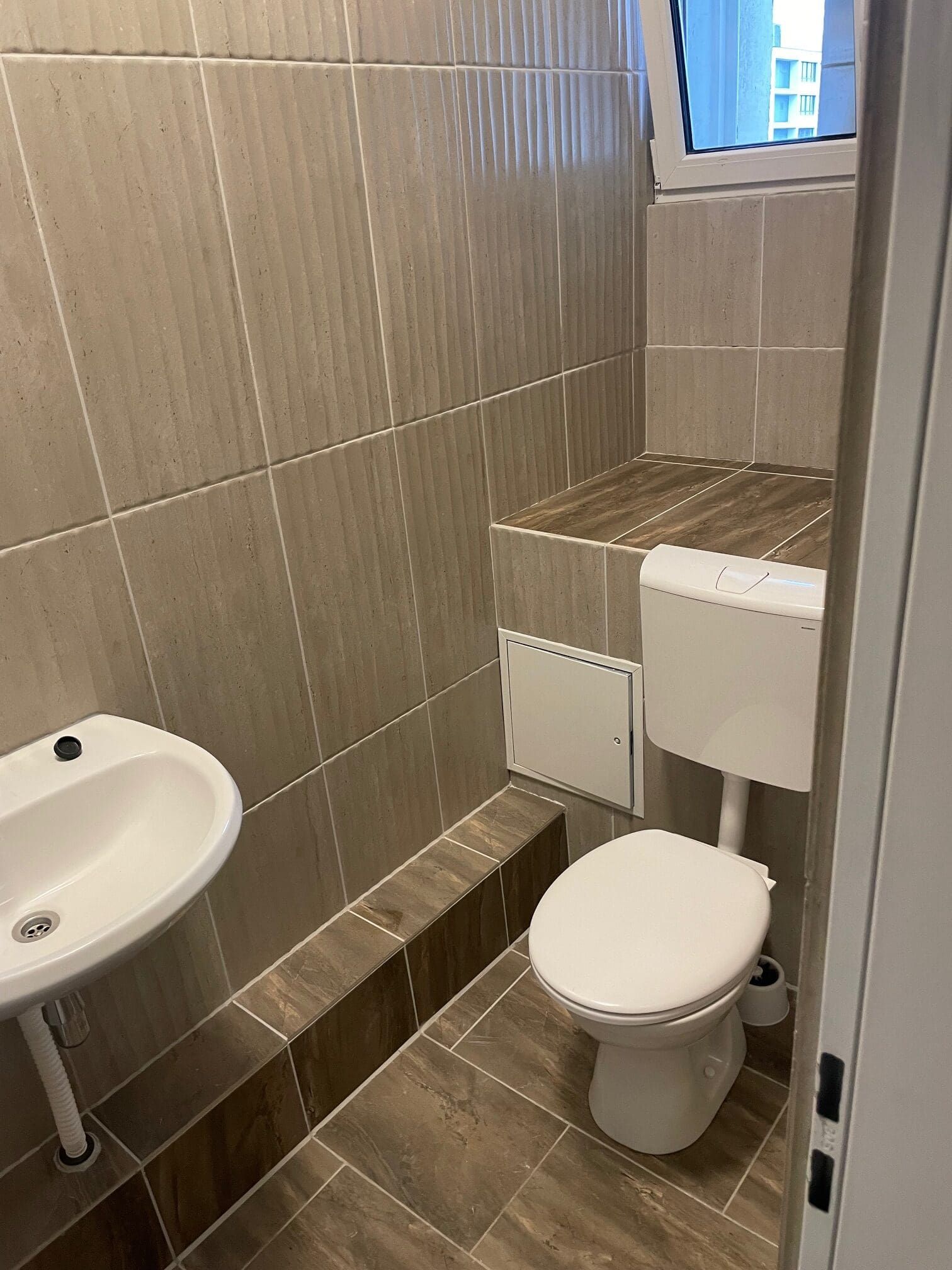 Sanitärbereich - Waschbecken und WC