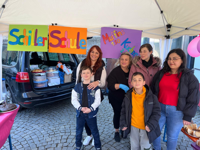 Der Förderverein beim Muttertags-Kuchenverkauf auf dem Wochenmarkt.