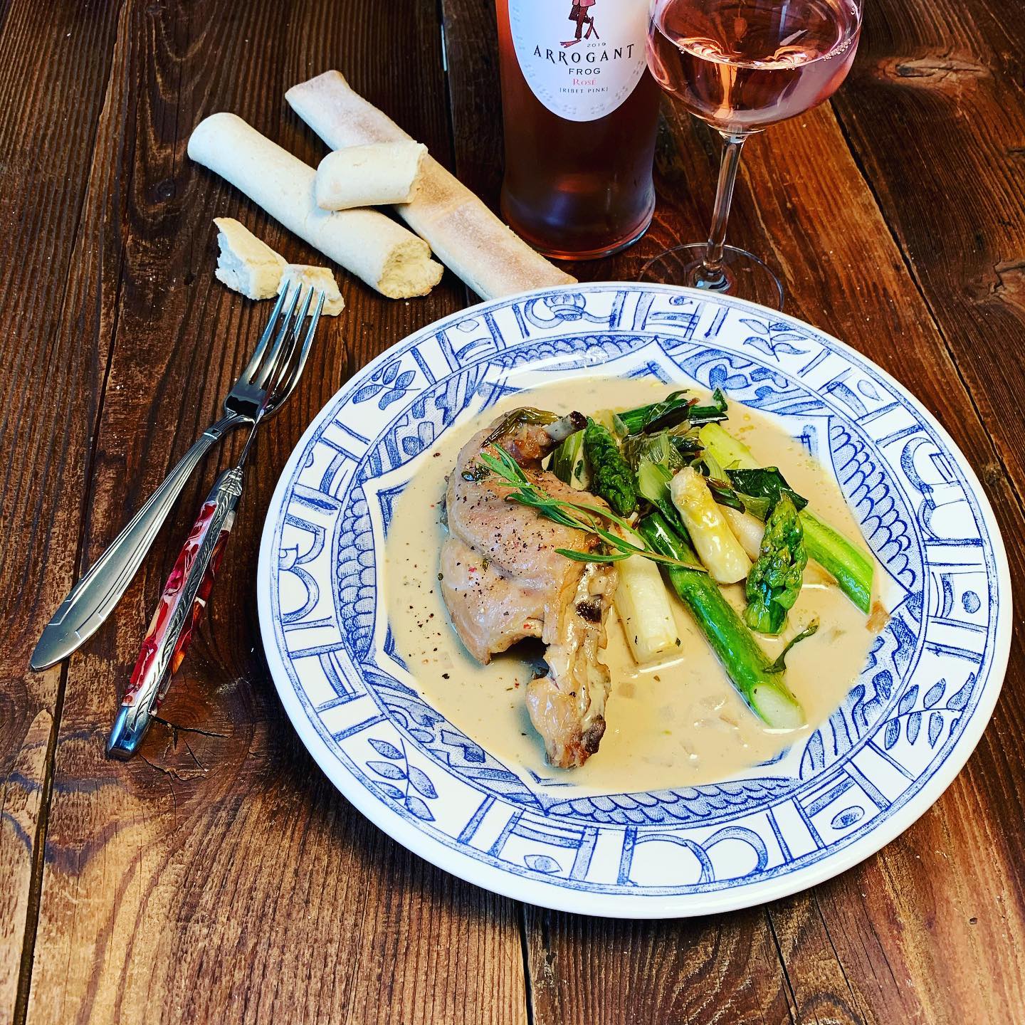 Kaninchen in Estragon-Senf-Sauce und gebratener Spargel