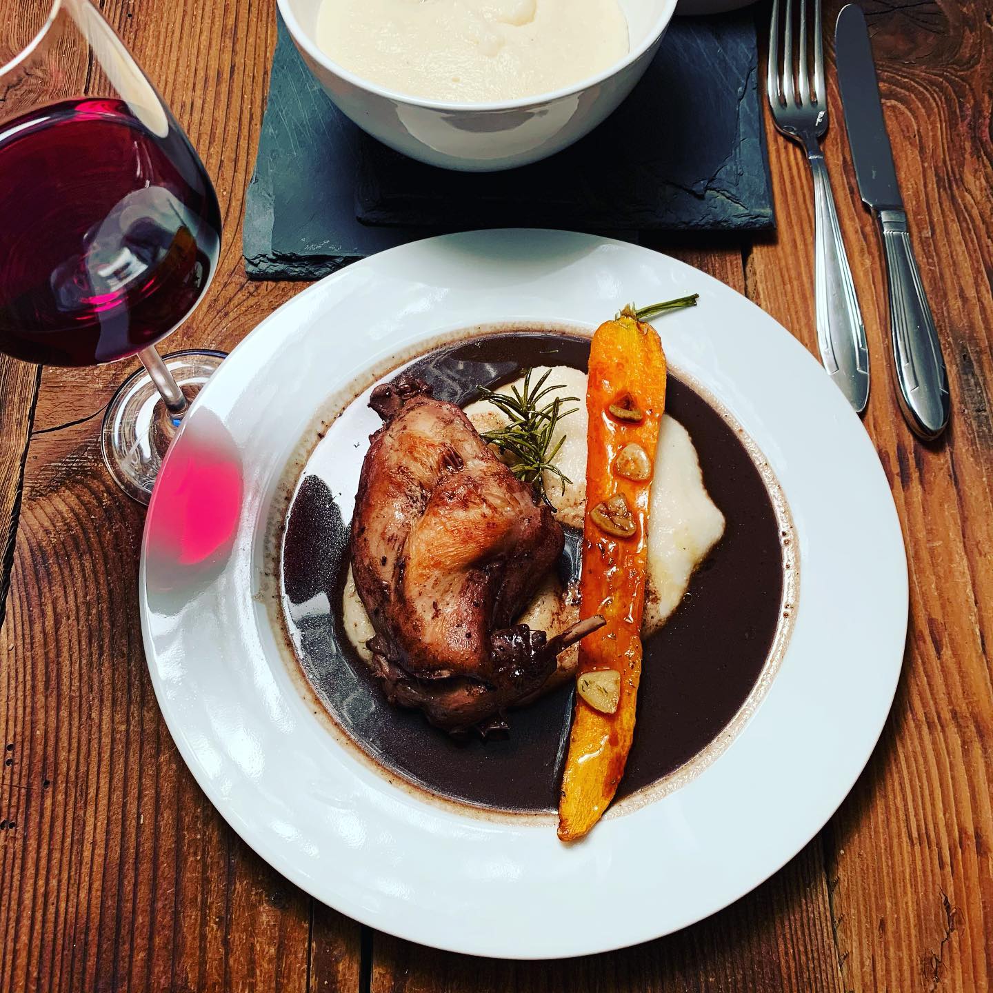 Kaninchen mit Schokoladensauce