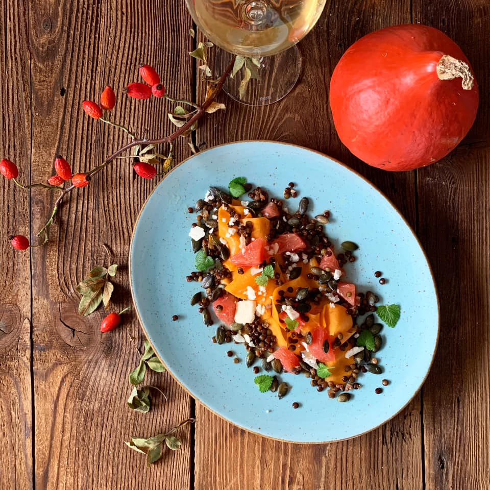 Kürbis-Carpaccio mit Pink Grapefruit und Linsen