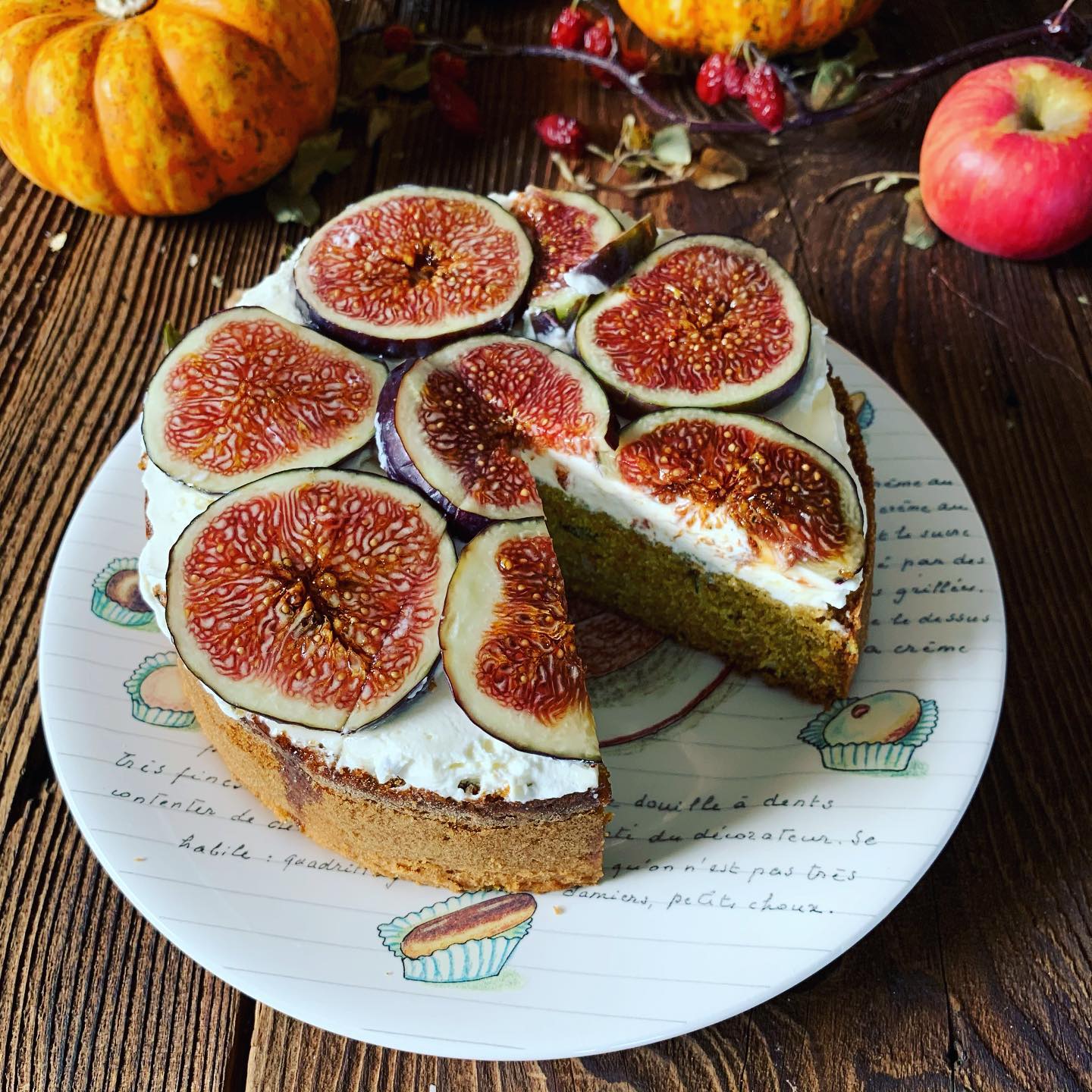 Kürbiskuchen mit frischen Feigen