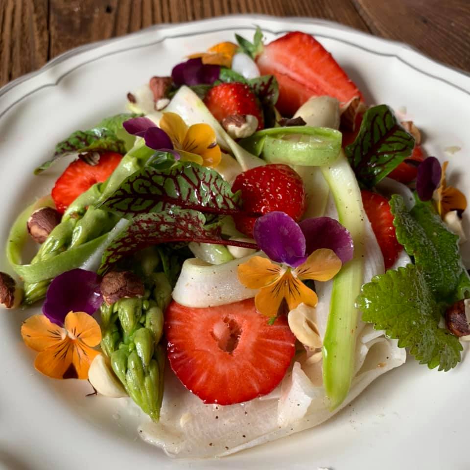 Frühling auf dem Teller Roher Spargelsalat