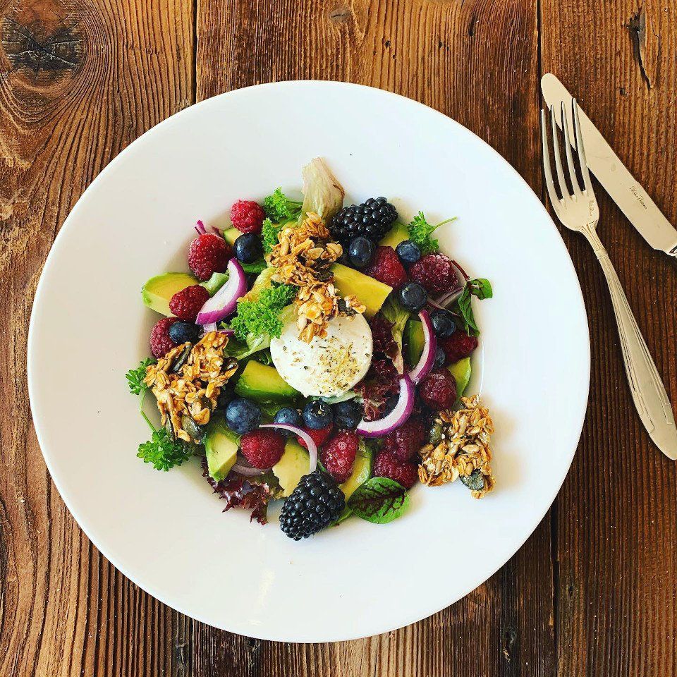 Sommersalat mit Beeren, Picandou und Karamellknusper Sommersalat mit Beeren