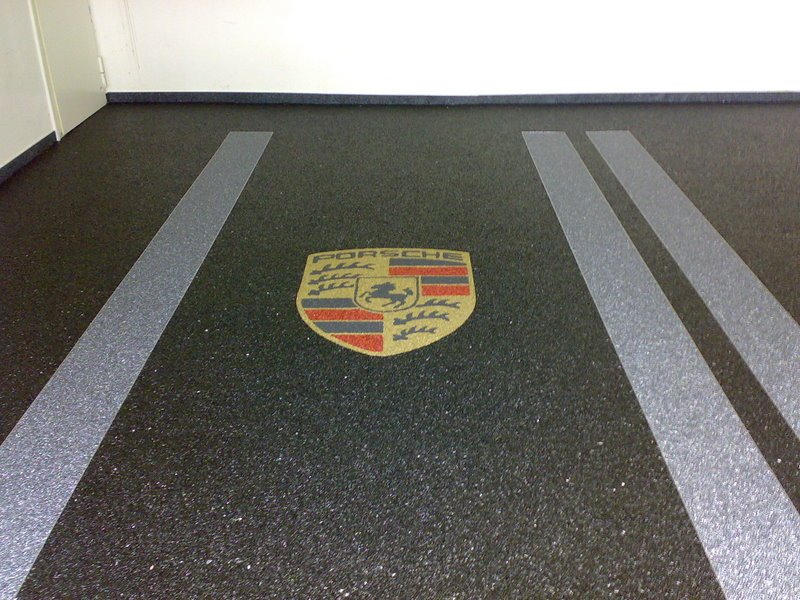 Privatgarage Natursteinteppich, Steinteppich, Colorquarz, Design aus Stein, Steindesign, Epoxidharz, Polyurethanharz, Logo, Kunstharz, Granulat, eingefärbter Kies, Quarzstein,