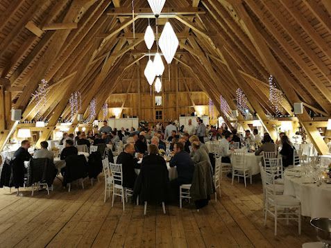 Hochzeitsfeier in großer Eventlocation Bärenschlössle Freudenstadt mit Gästen und DJ