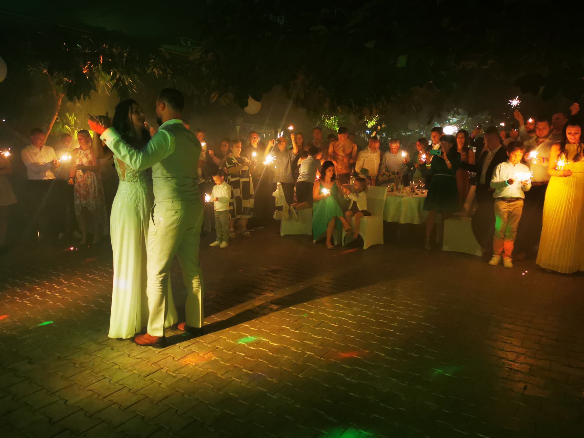 Tanzfläche bei Hochzeit im GEHRER Spargelhof mit stimmungsvoller Beleuchtung und Brautpaar beim Eröffnungstanz