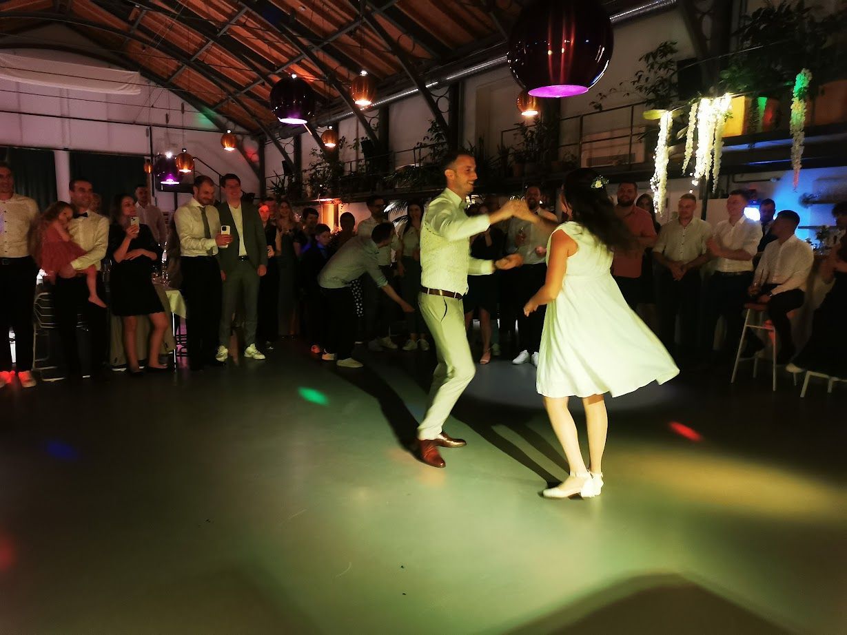 „Hochzeitsparty in der Orangerie Kehl mit tanzendem Brautpaar und Gästen auf der Tanzfläche“