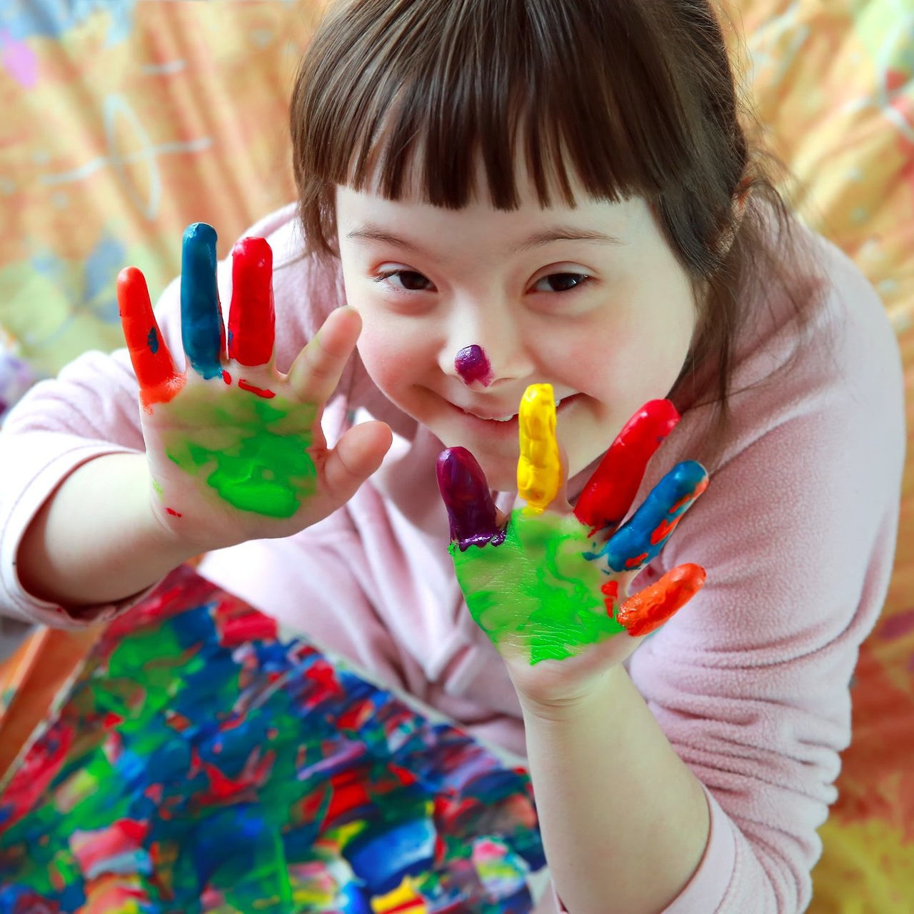 Mädchen bei kreativer Arbeit