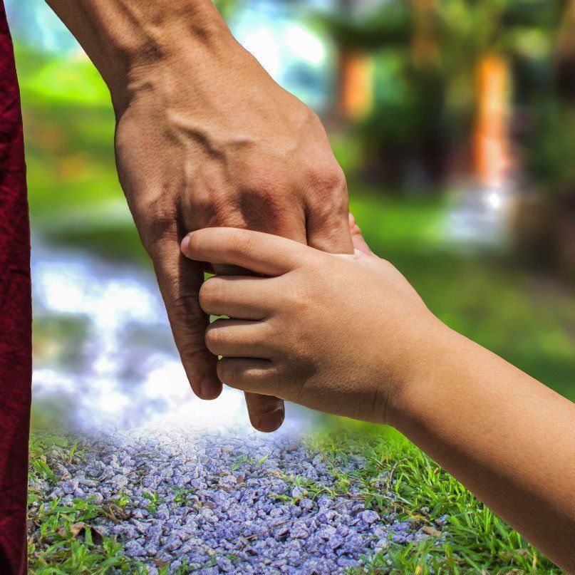 Eltern und Kind Hand in Hand