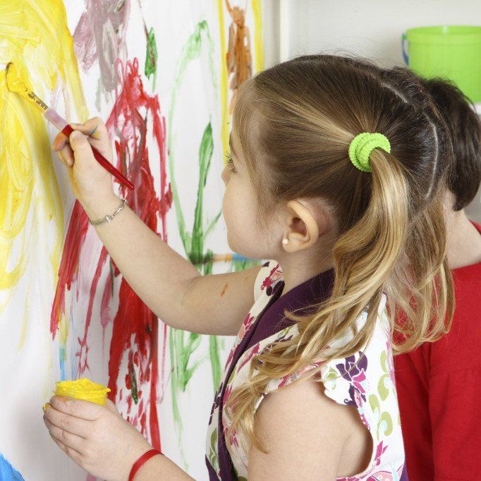 Mädchen bei kreativer Arbeit