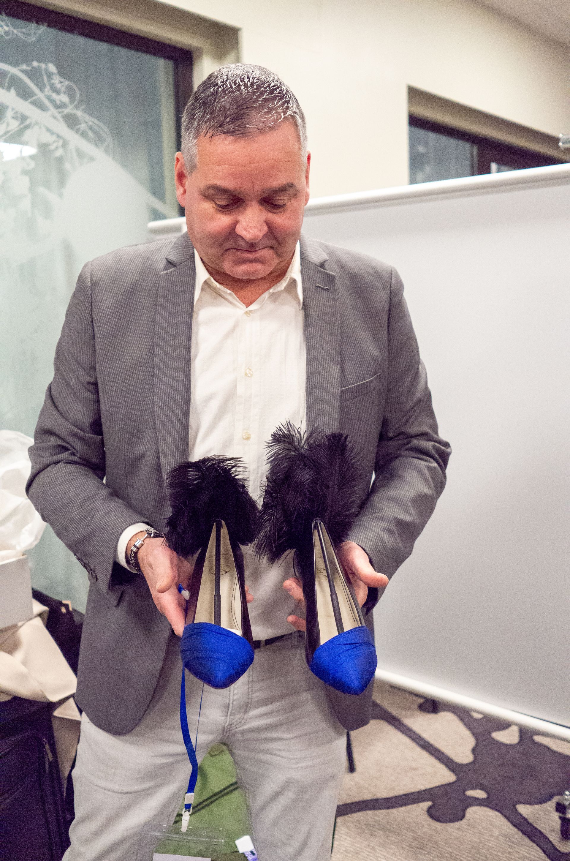 Ralf Siebert mit Schuhmodell