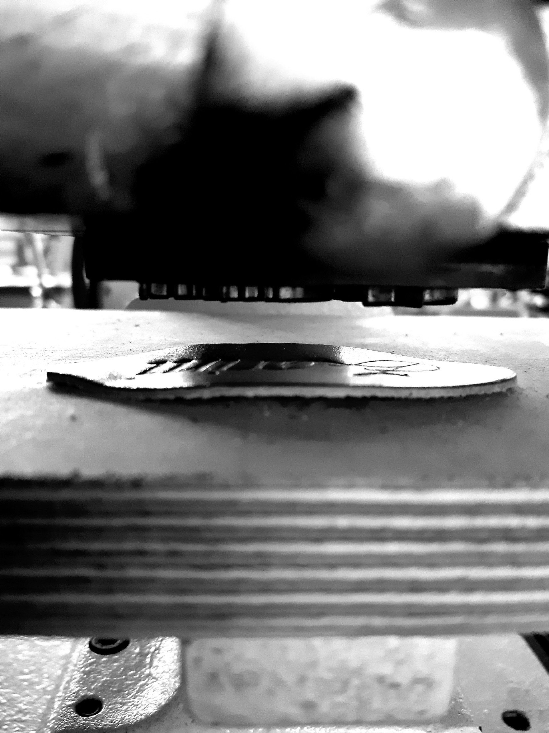 Stempelmaschine in der Schuhmanufaktur | ZARINI