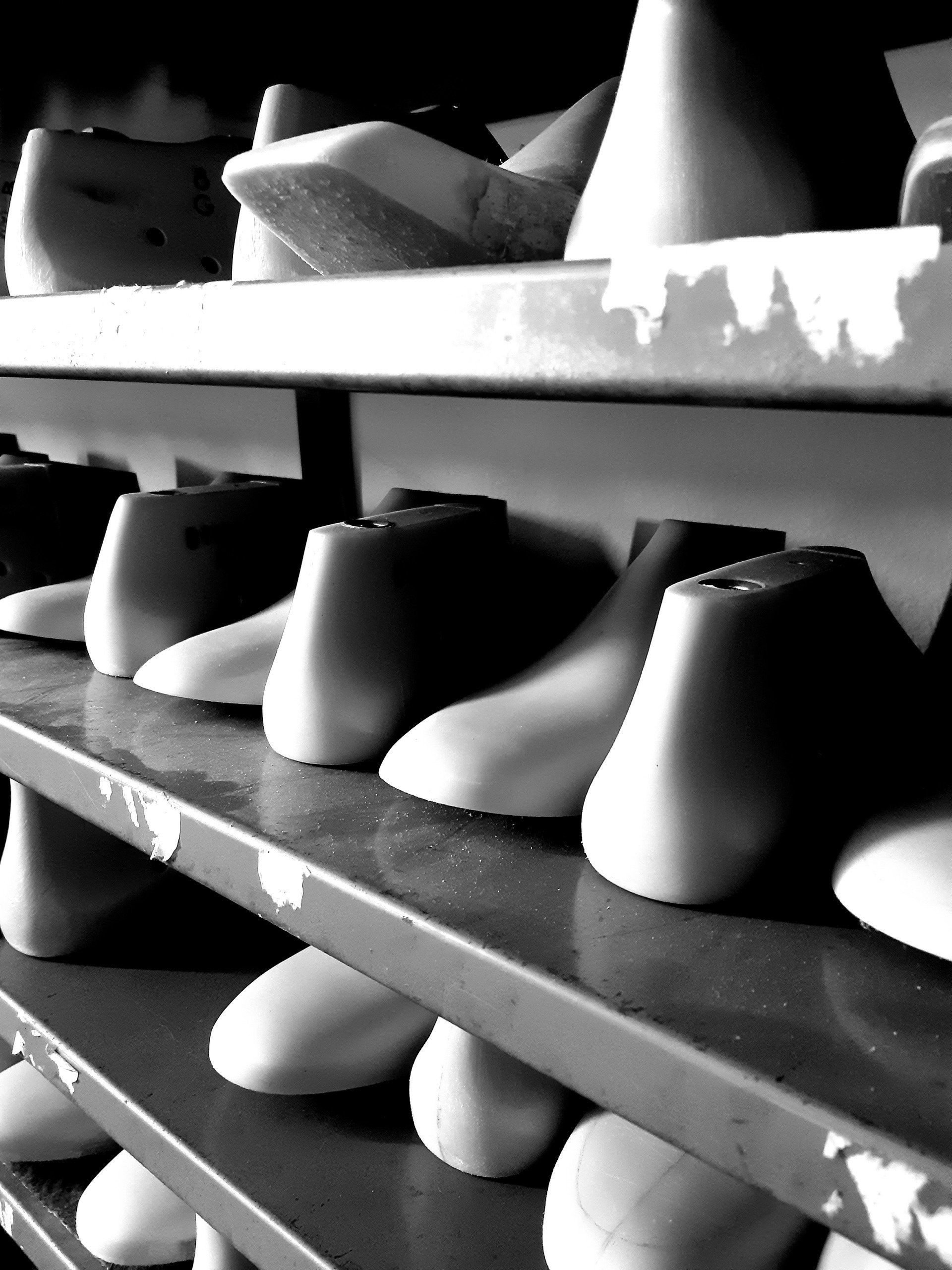 Leistenregal in der Schuhmanufaktur | ZARINI
