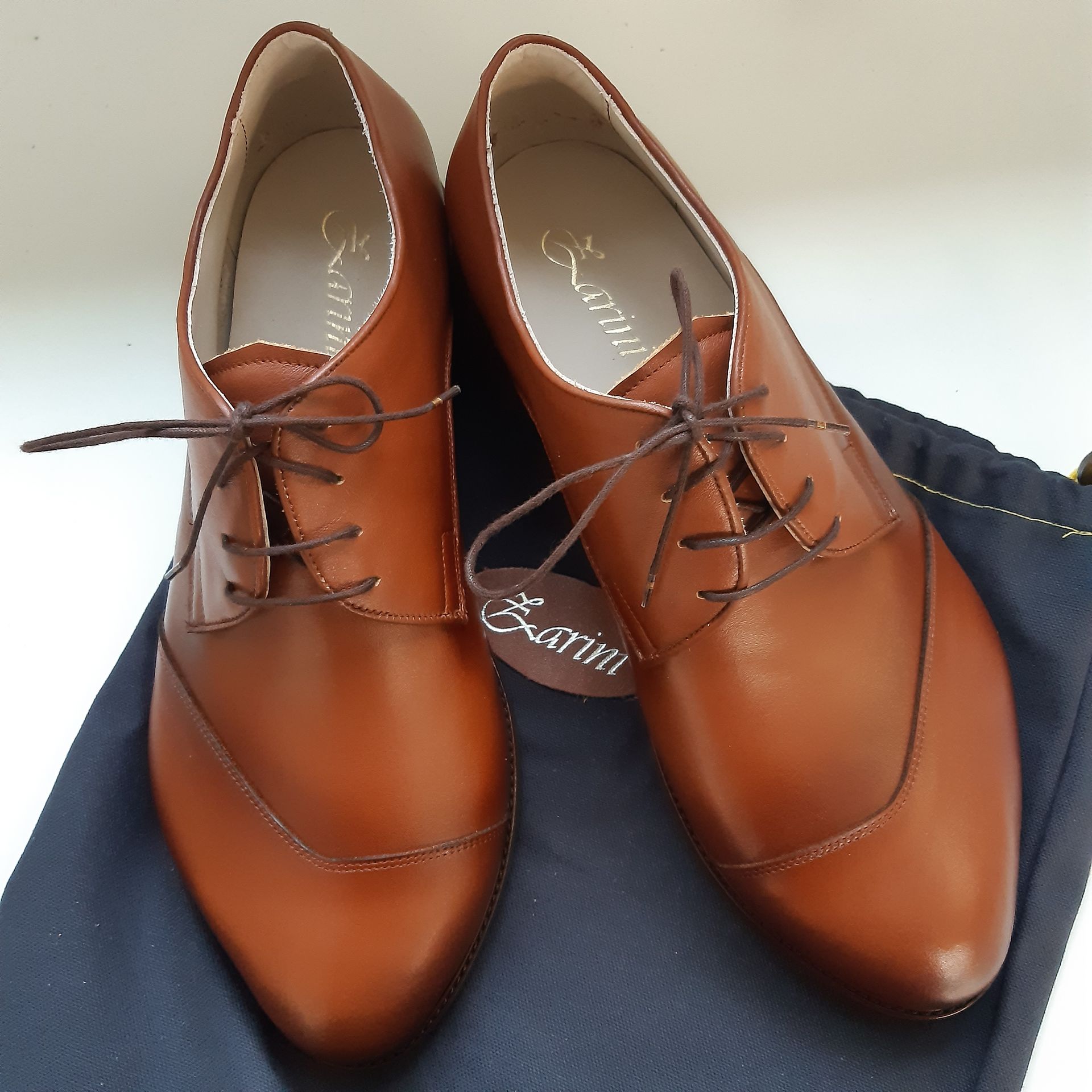 Herrenmaßschuhe aus feinstem Leder mit asymmetrischer Kappe