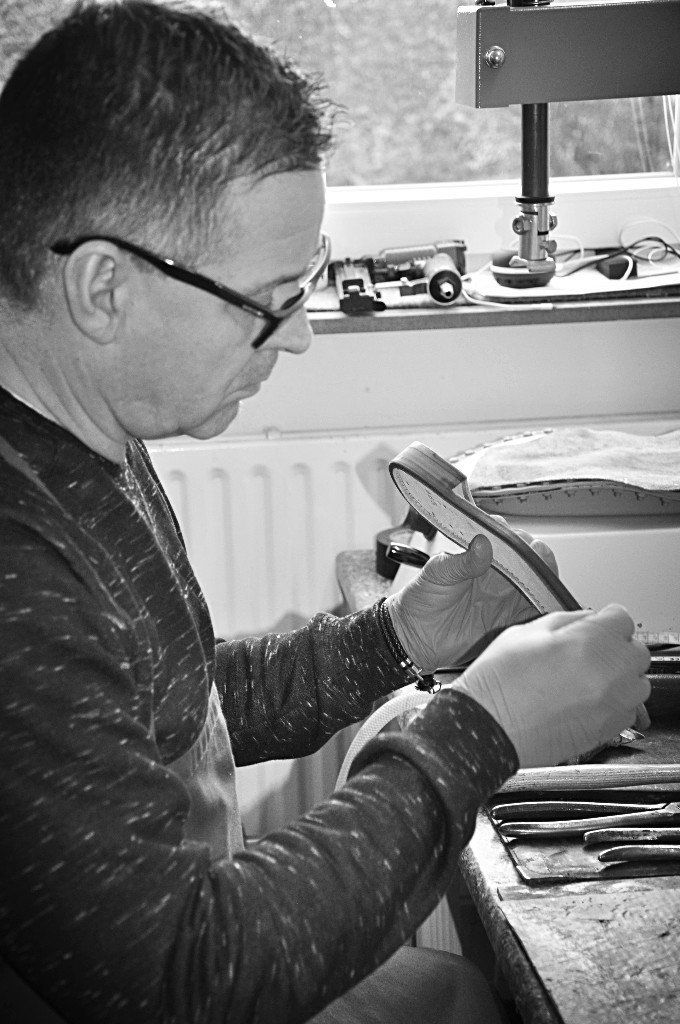 Ralf Siebert beim Färben der Laufsohle