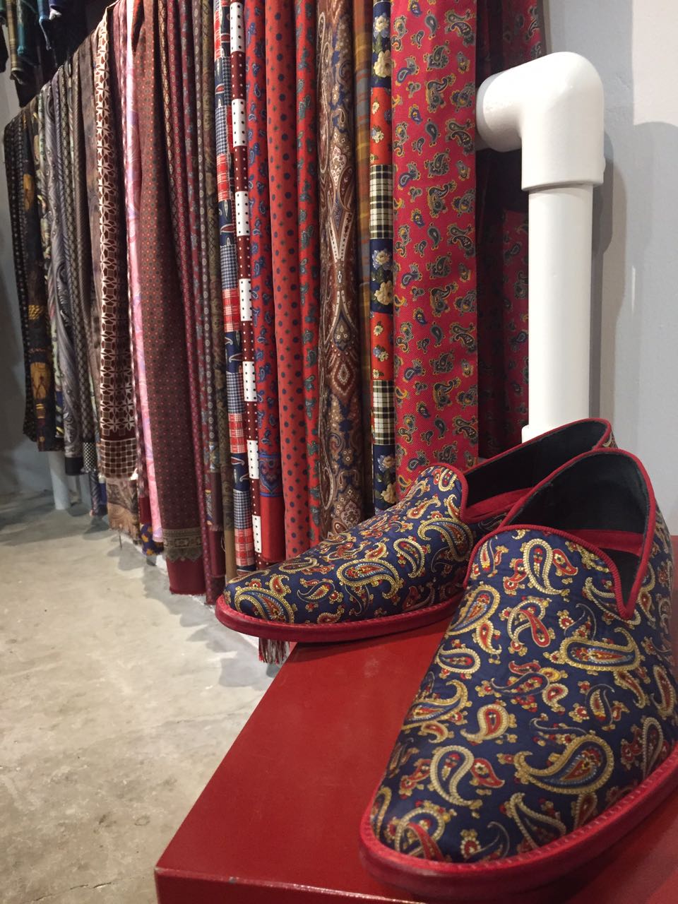 Slipper aus Krawattenseide bei Auerbach Berlin