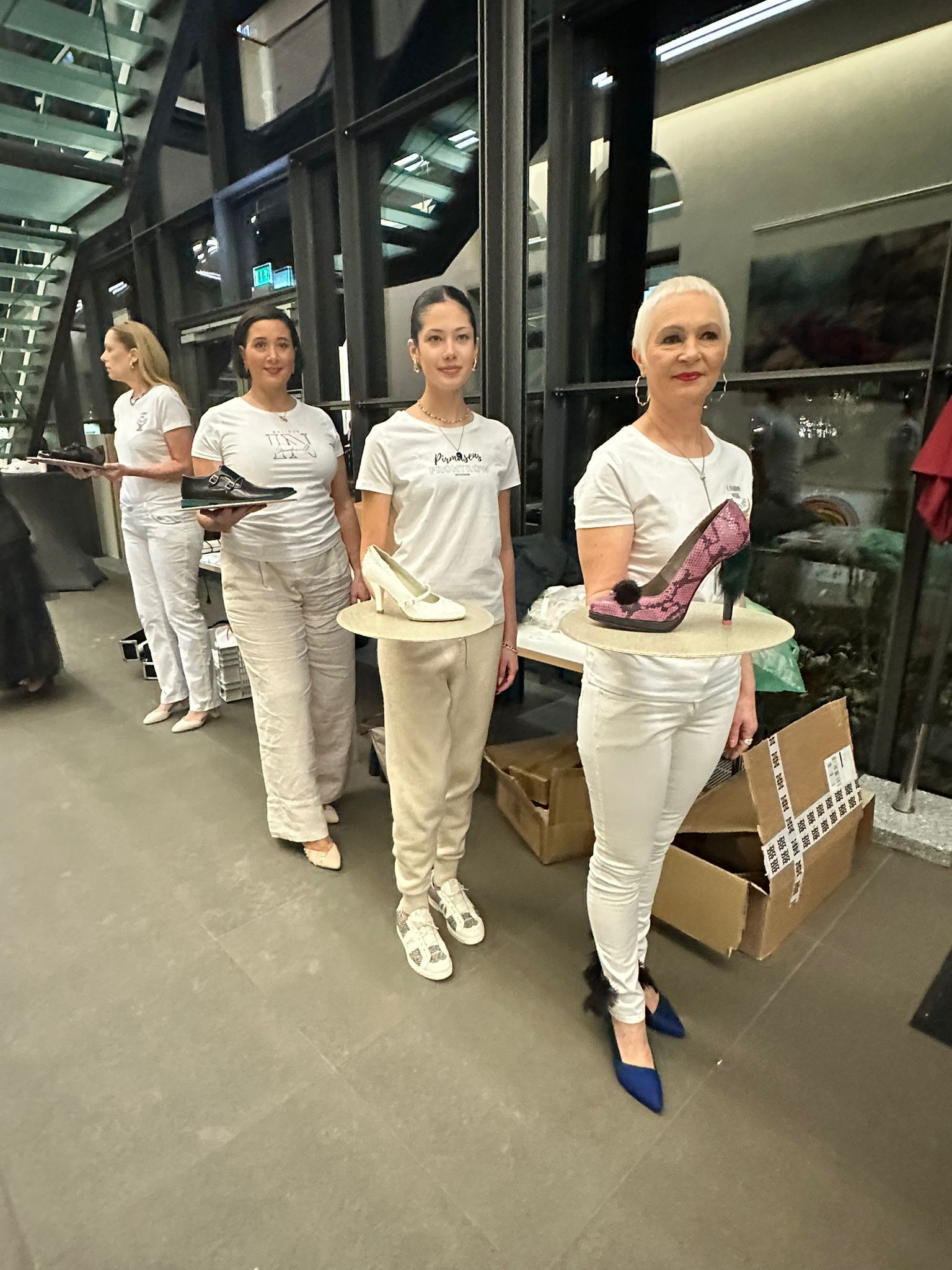 Zarini-Schuhe präsentiert auf einenem Tablett bei der 1.Fashionweek Pirmasens in der Alte Post . Die Models tragen T-shirts von Zarini