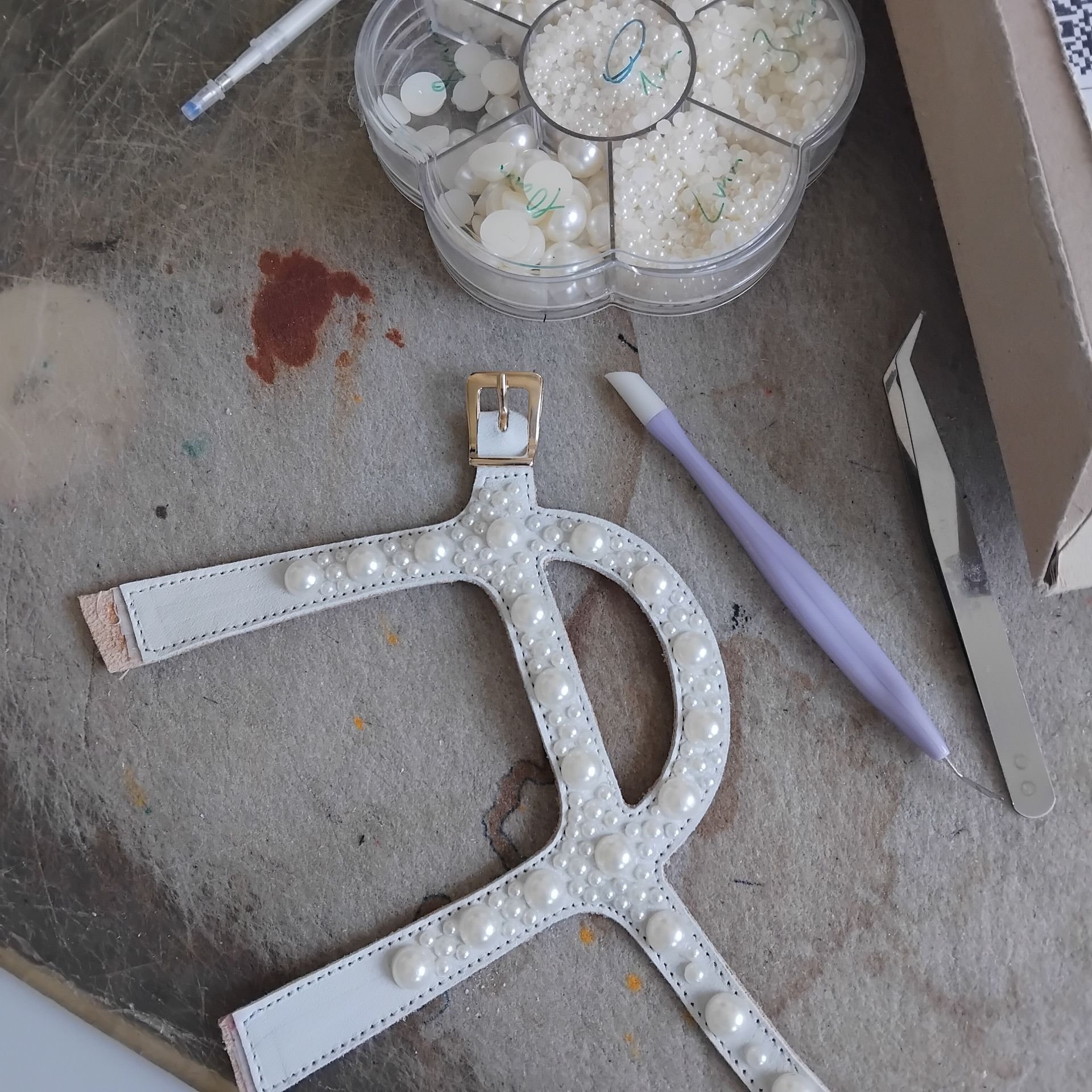 Perlen auf Riemchen von Brautschuhen geklebt-ZARINI