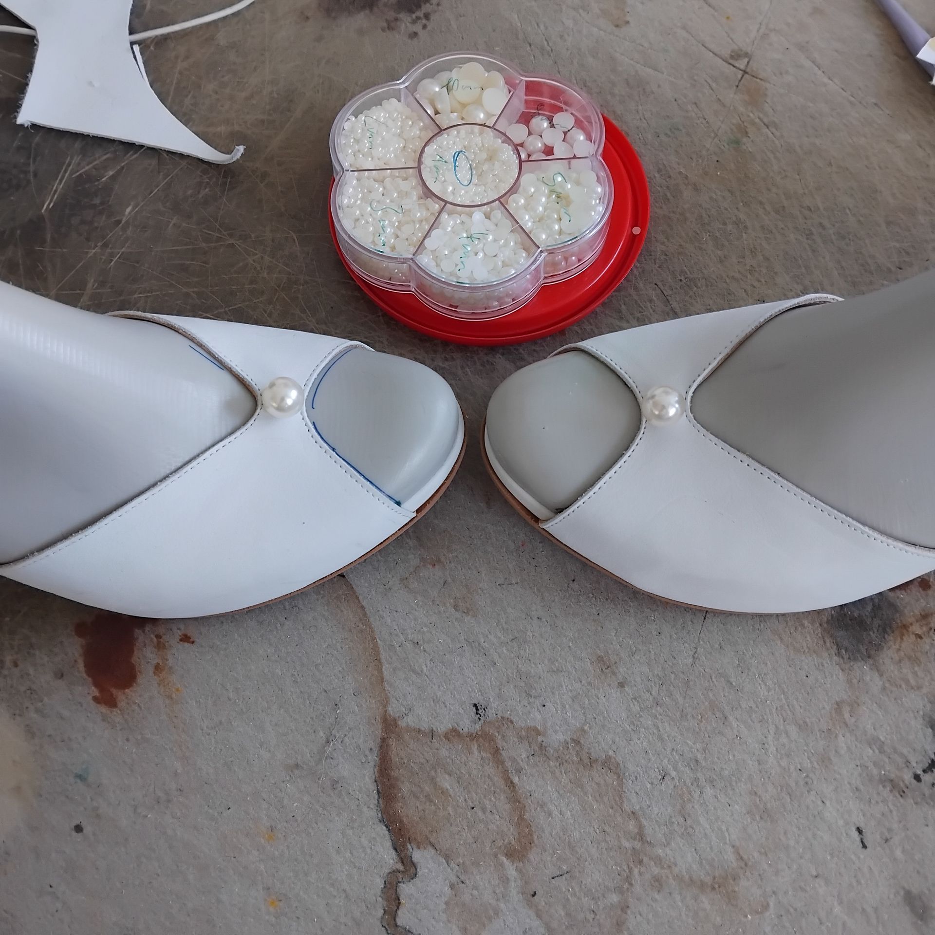 große Perle mittig auf dem Blatt der Brautschuhe-ZARINI