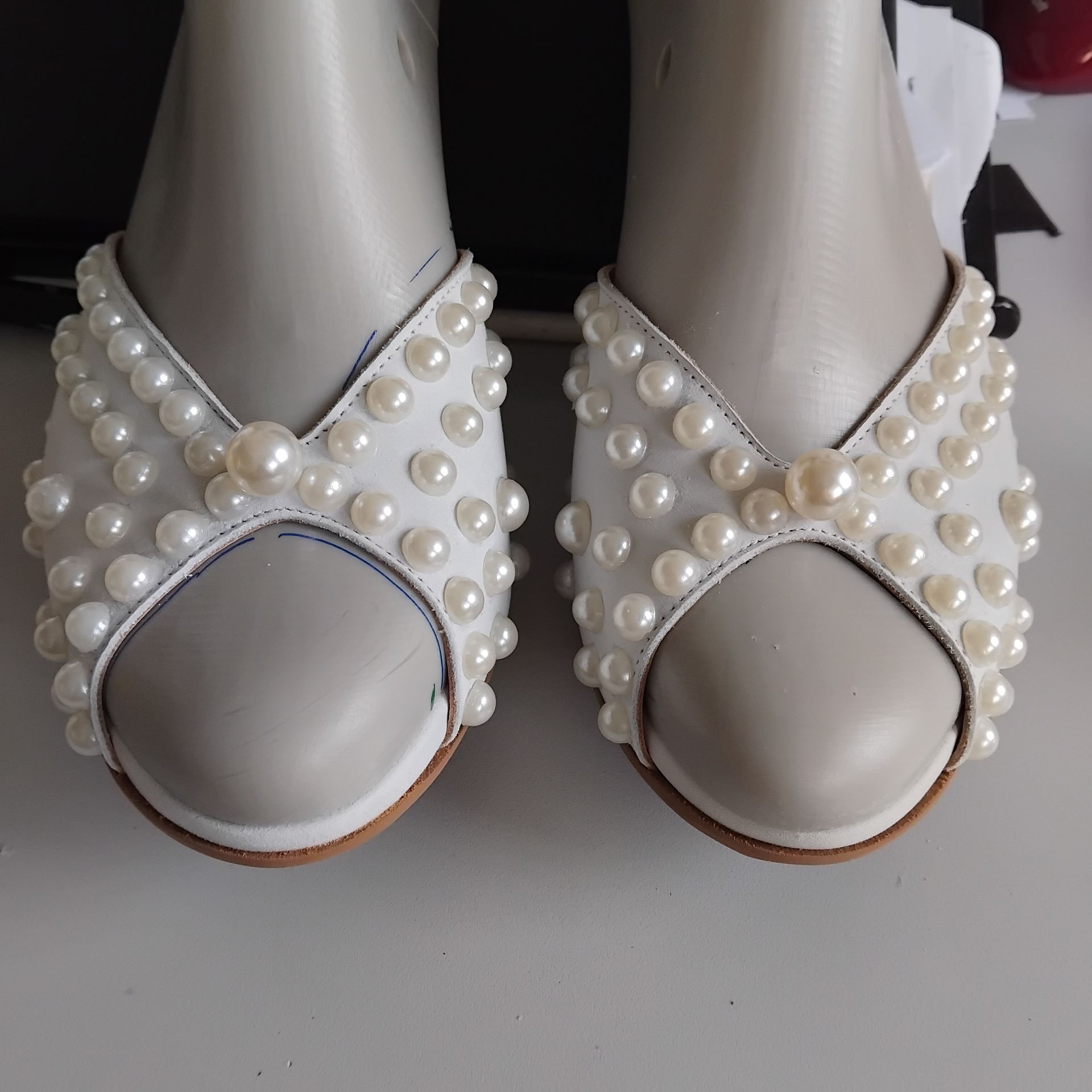 Perlenmuster mit den größeren Perlen sind aufgeklebt- Brautschuhe von Zarini