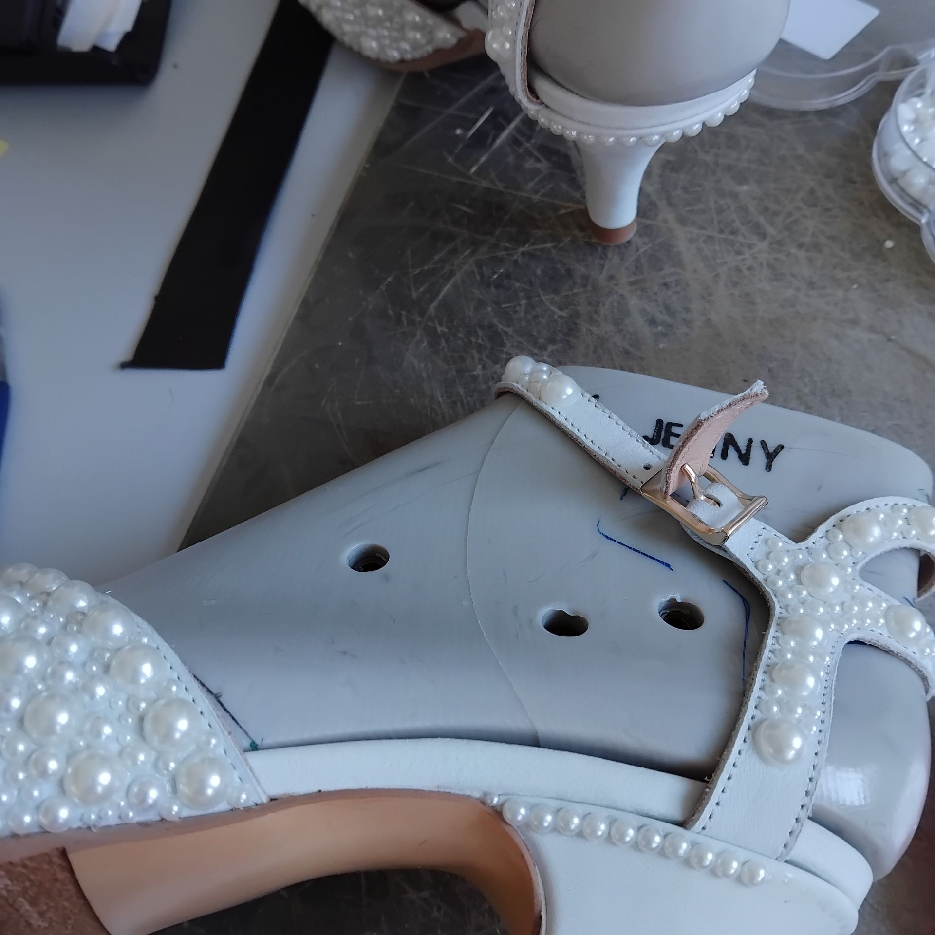 Perlen werden auf den Absatz geklebt-ZARINI