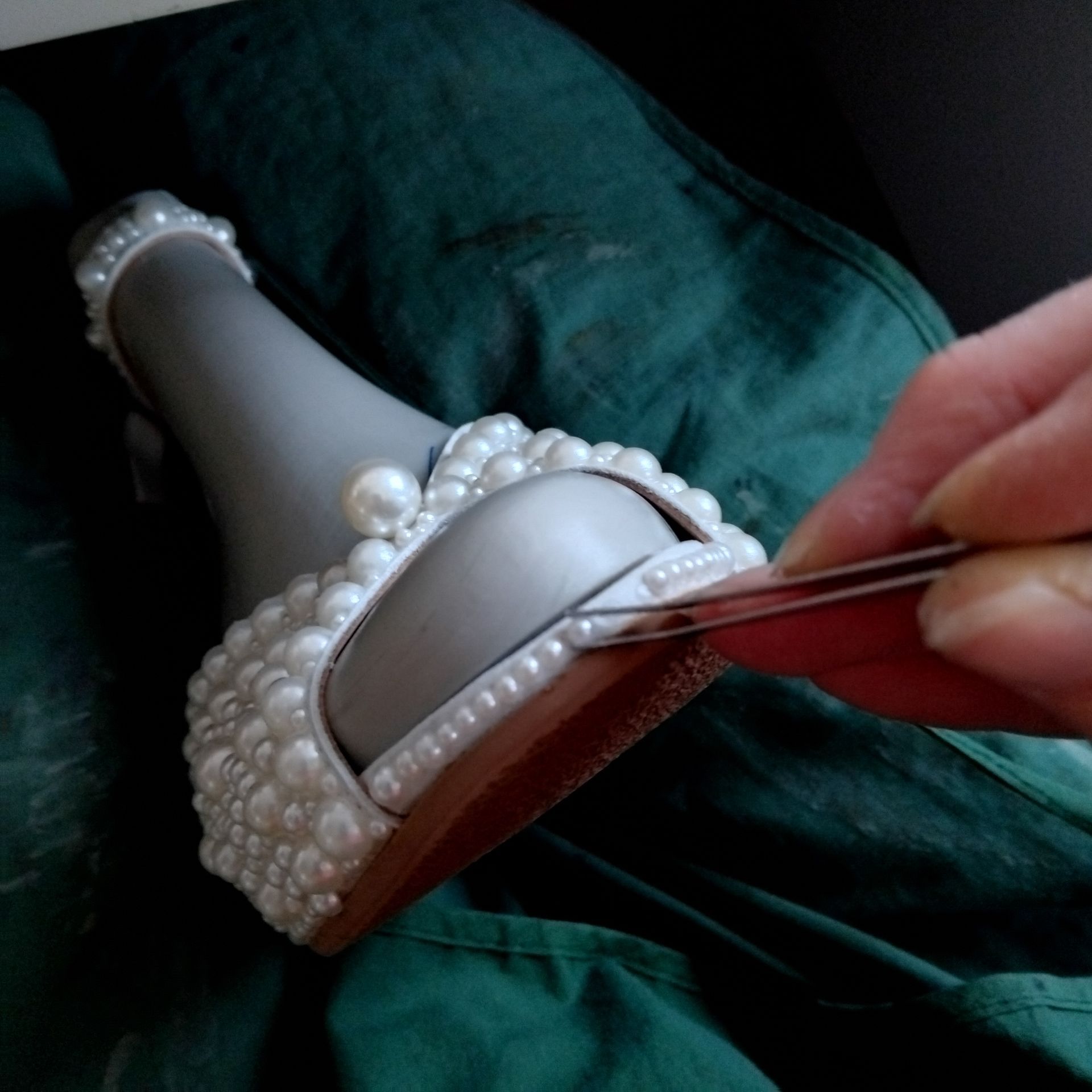 Perlen mit Pinzette auf das Plateau im Vorfuß aufgeklebt-ZARINI