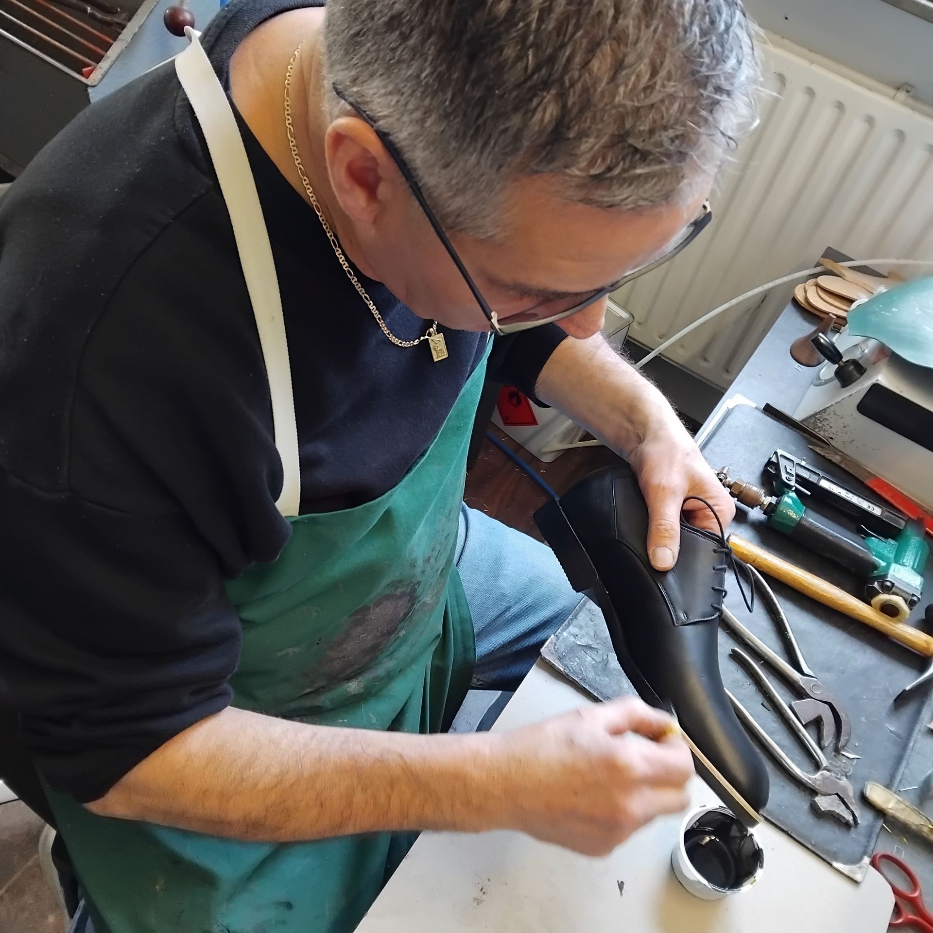 Sohle von Hand färben| Schuhmanufaktur ZARINI