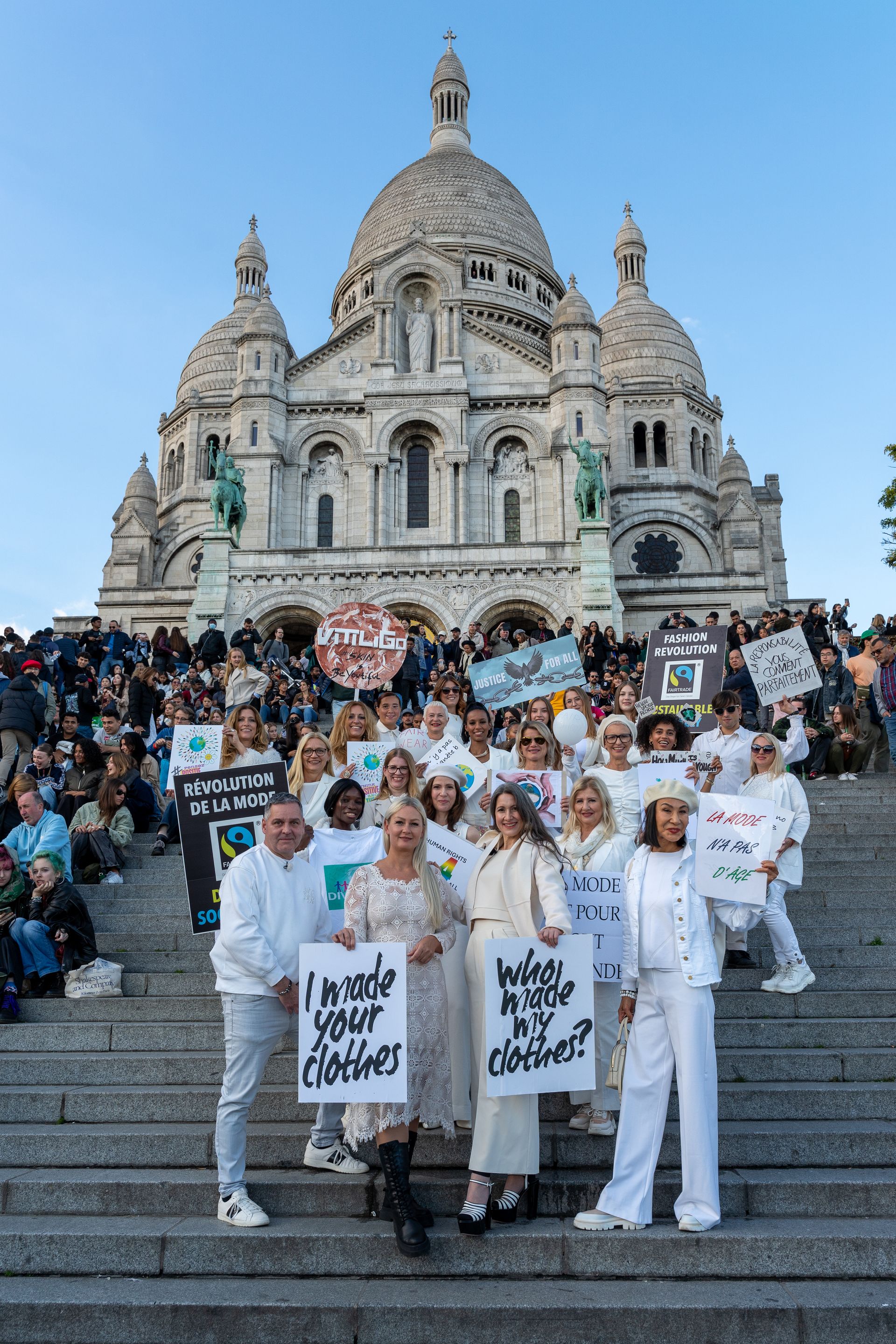 Friedliche Demo vor der Sacré-Cœur
gegen fast fashion