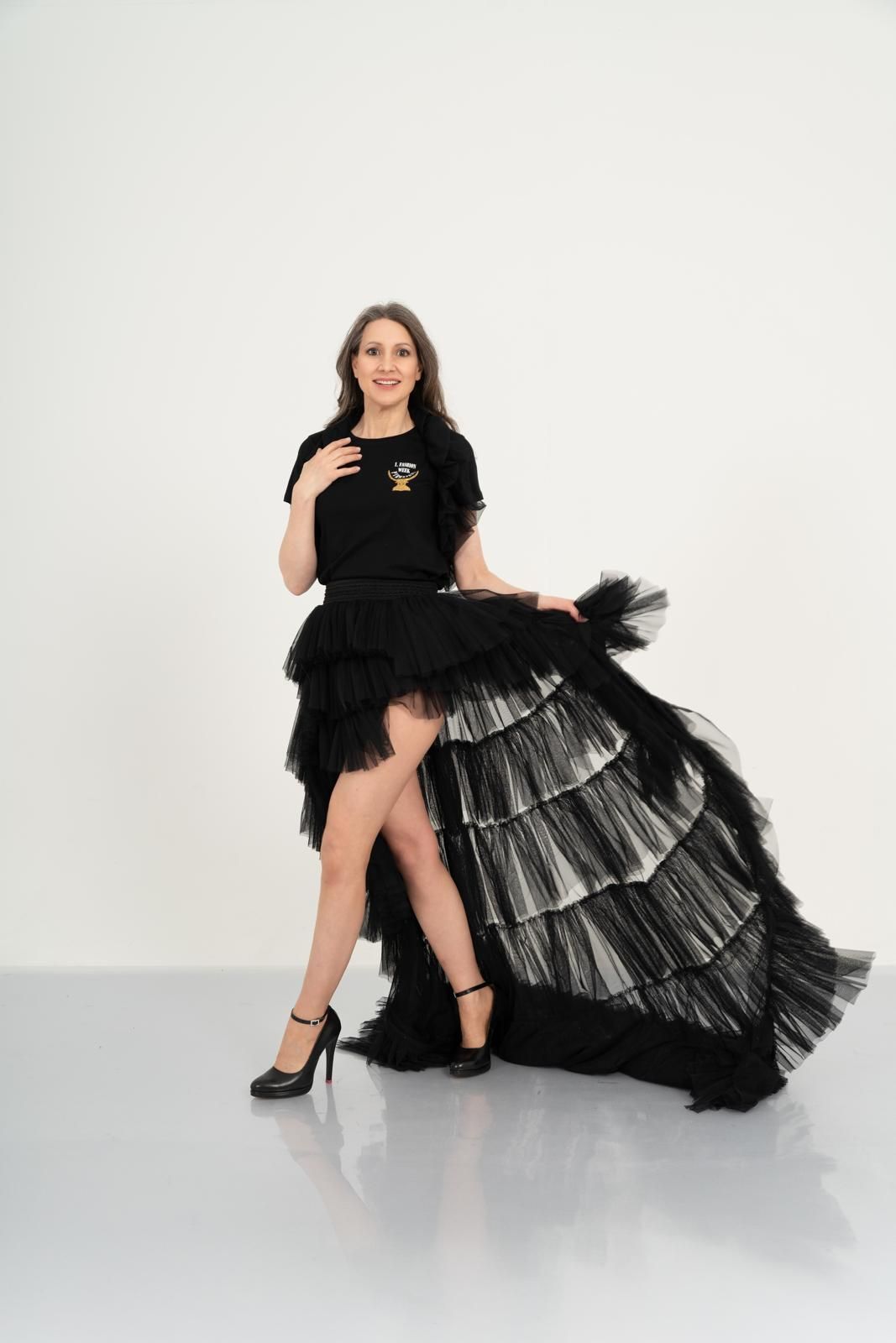 Karin Wadle in einem kompletten outfit von Zarini.