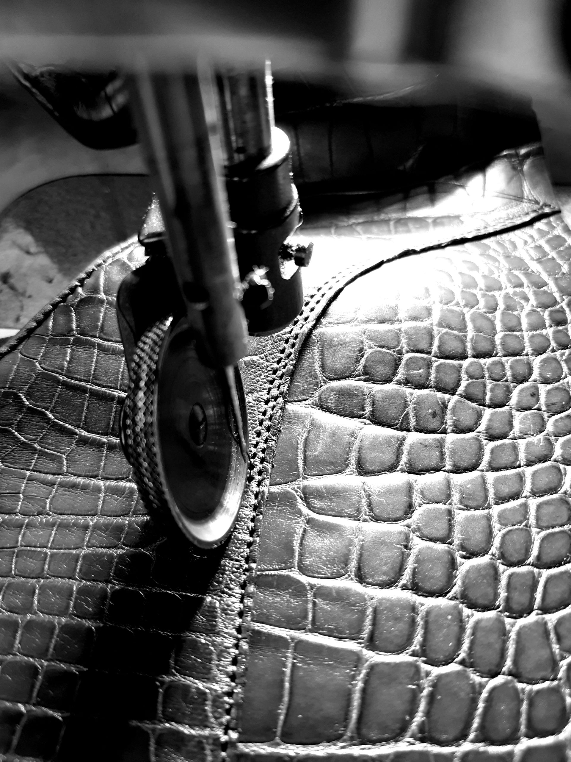 Steppen eines Schuhes in der Schuhmanufaktur