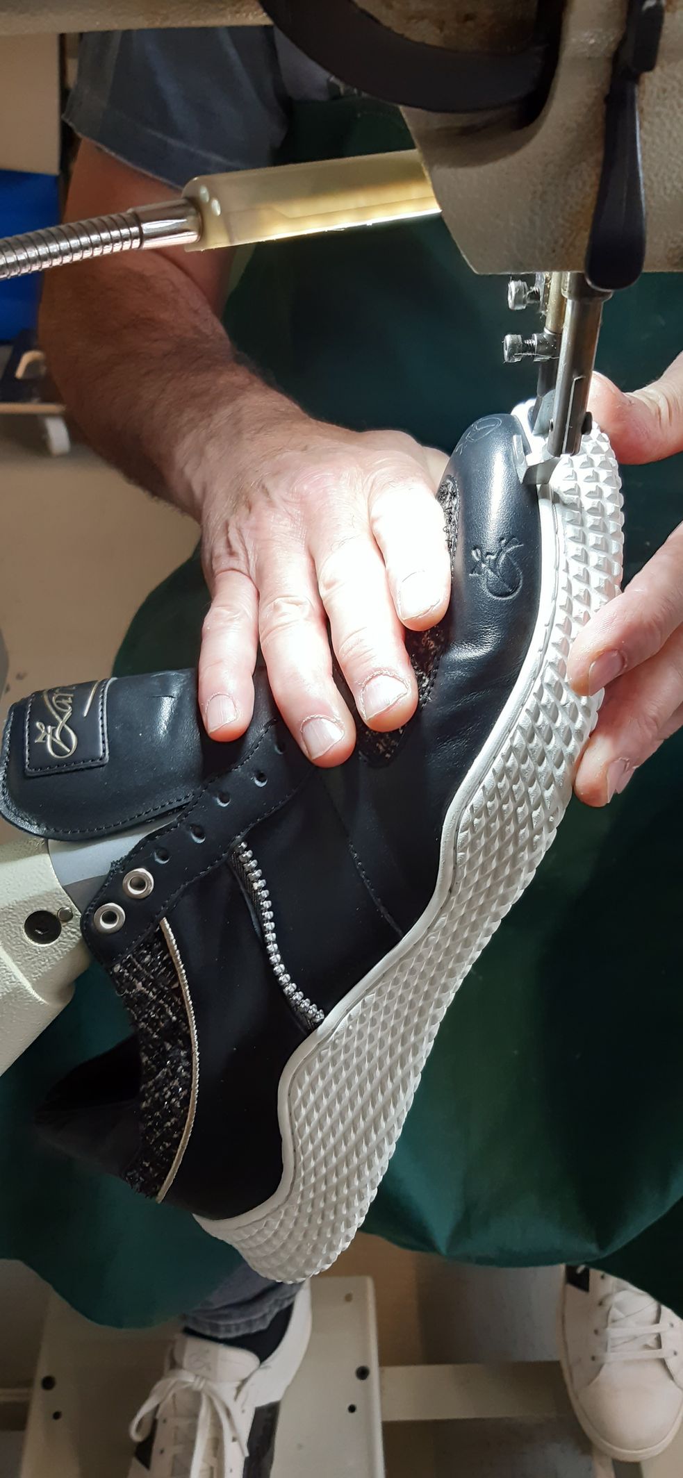 Annähen der Sneakersohle