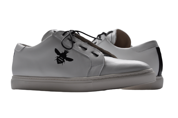 vegane weiße Sneaker mit schwarzem Bienchen