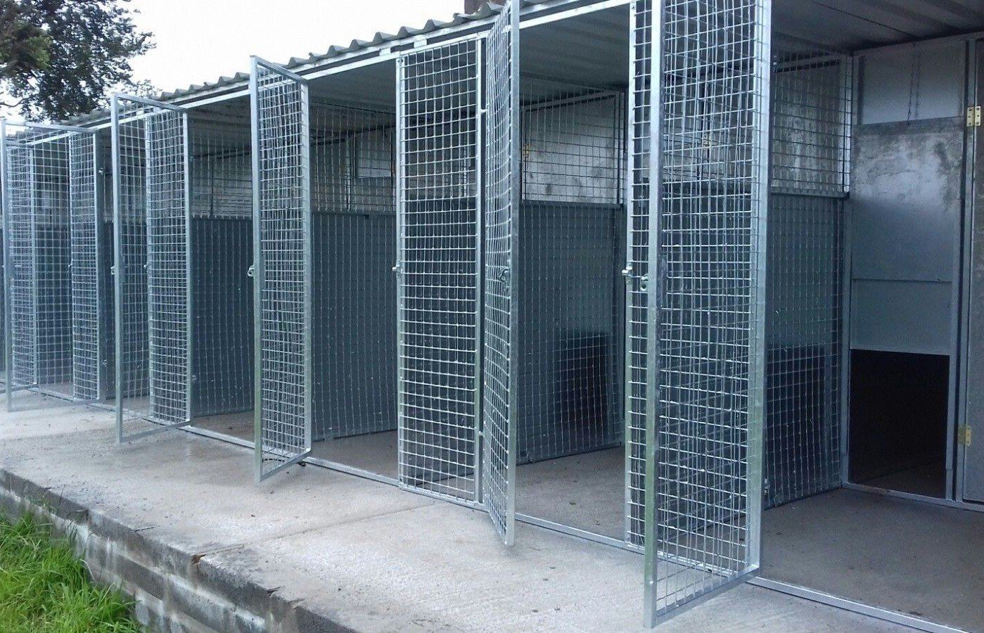 Dog run kennels