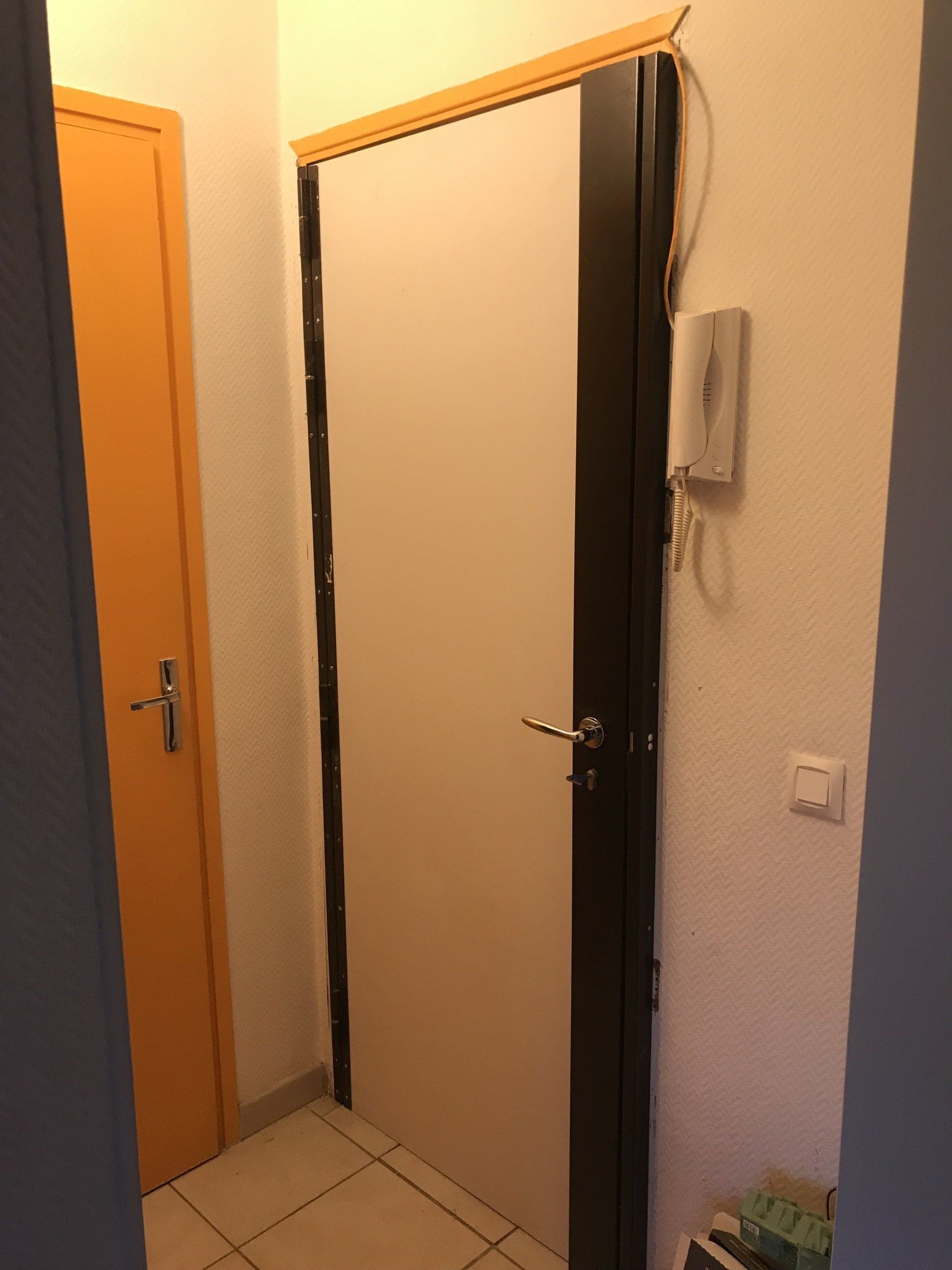 Rénovation de porte de serrure et barre pivot en remplacement des anciens gonds bloc porte posé en rénovation,équipé d'une barre de pivot et d'une serrure carénée