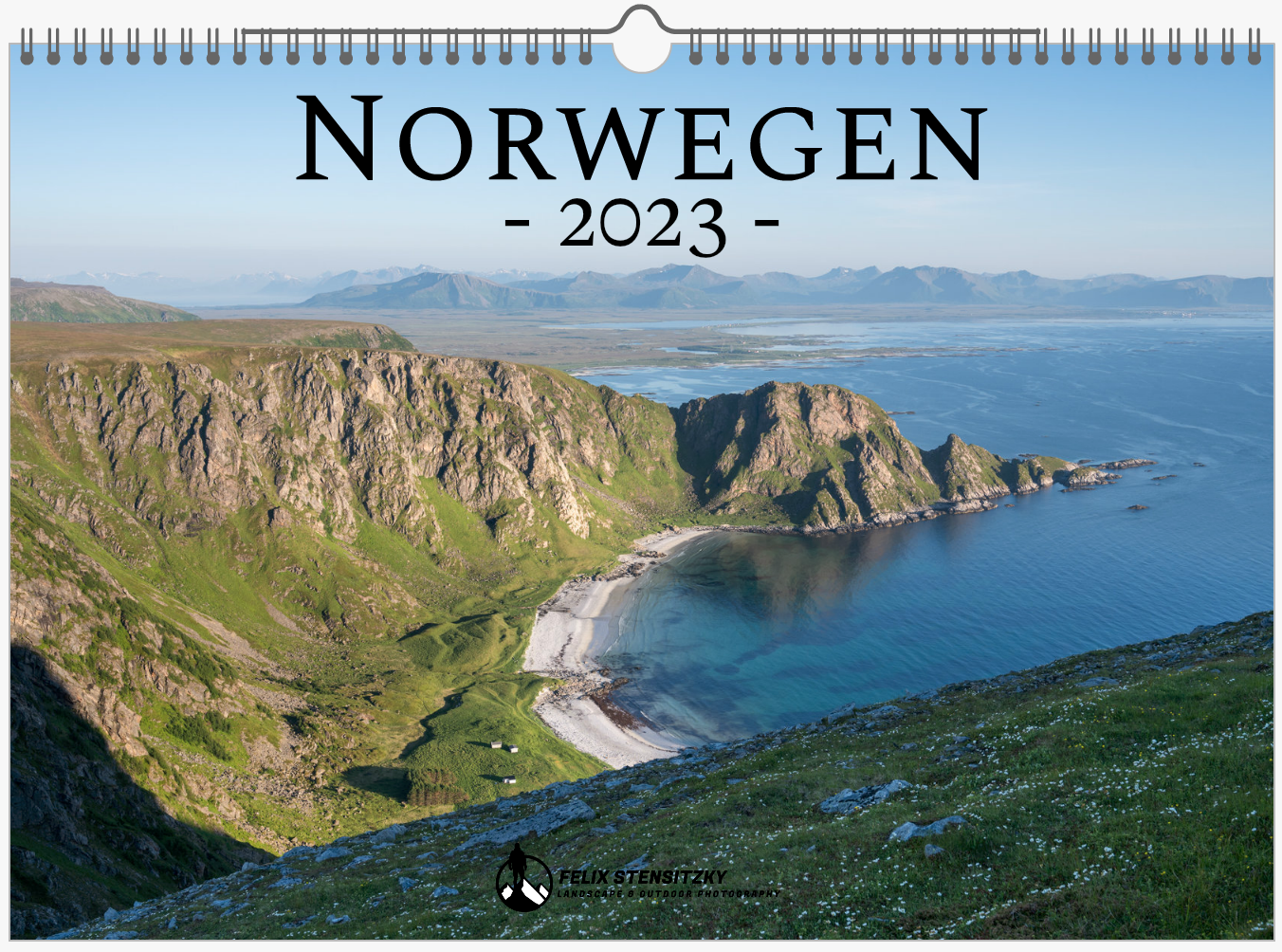 Kalender Cover Norwegen 2023 mit Blick auf Berge und Küstenlandschaft