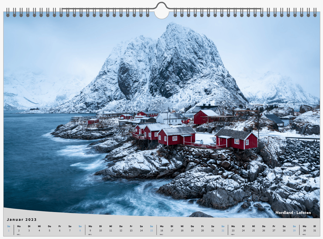 Kalender Norwegen 2023 rote Fischerhütten vor Landschaft im Schnee