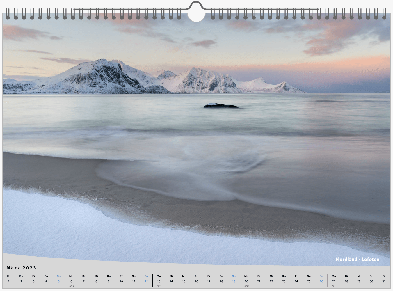 Kalender Norwegen 2023 große Steine an der Küste mit Bergen
