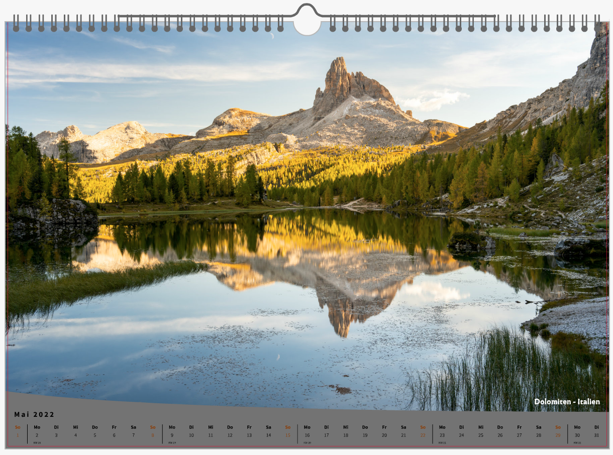 Ein See in den italienischen Alpen im Herbst mit Spiegelung