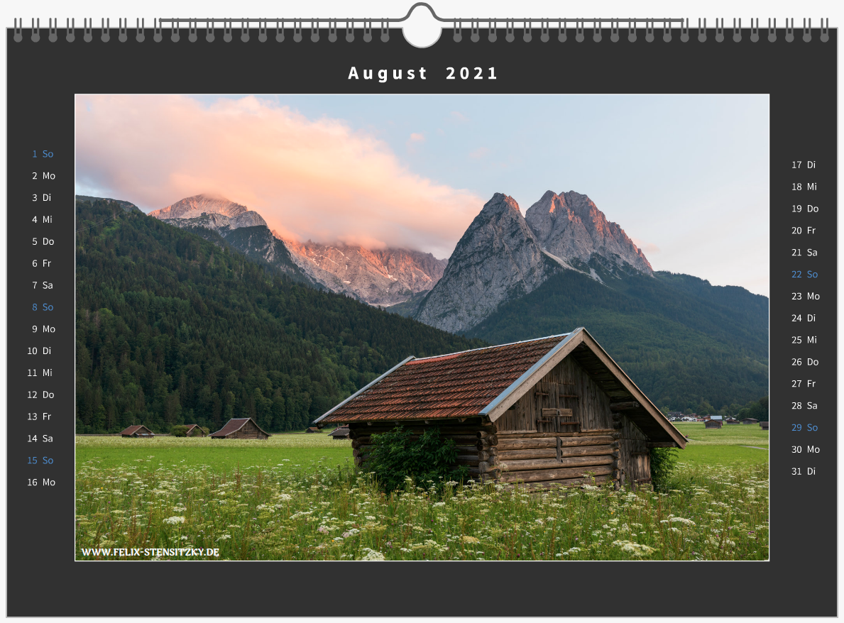Landschaftsbild von einem Stadl vor Bergen in den Alpen